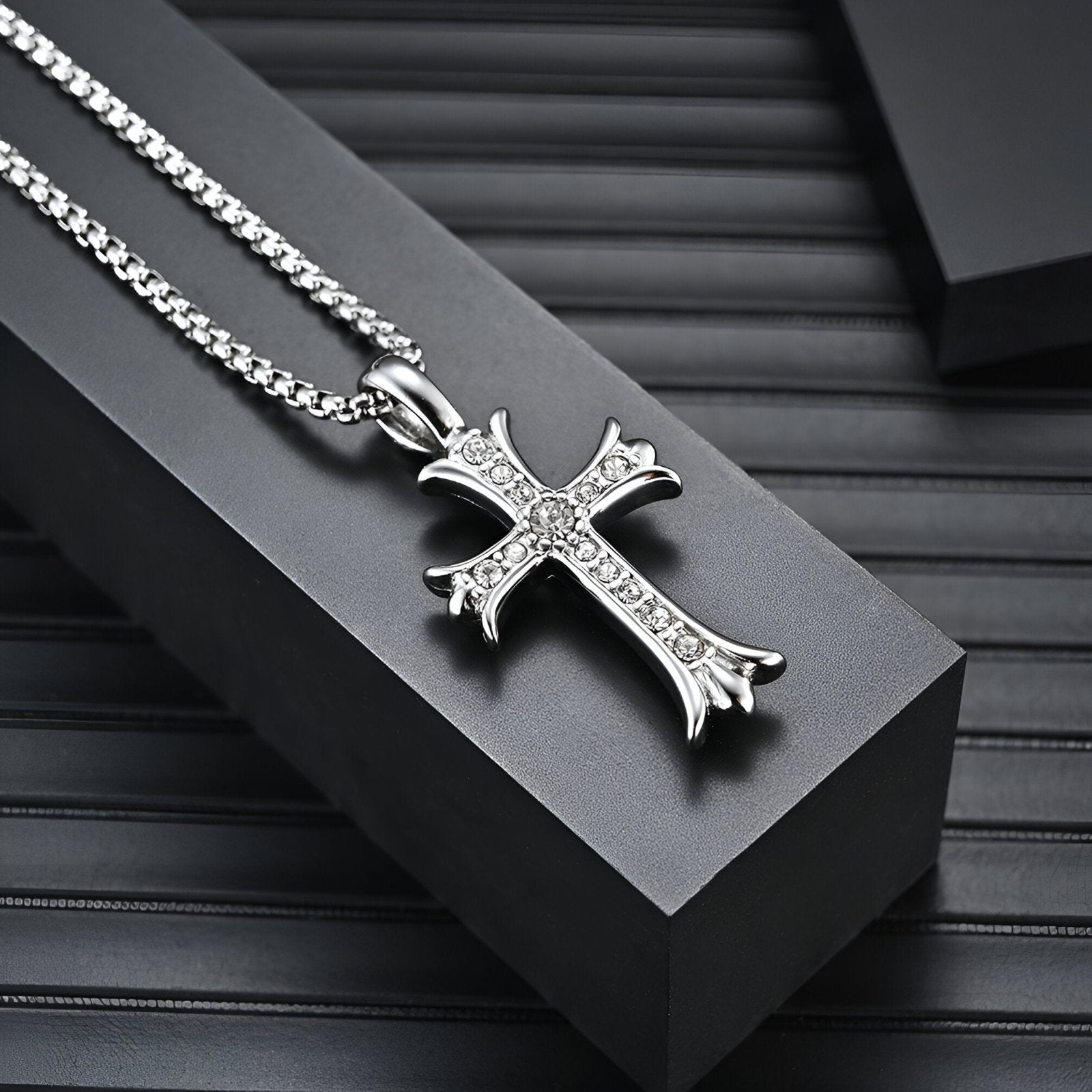 Collier religieux tendance, croix stylisée argentée en acier, zircon brillant, modèle Noah