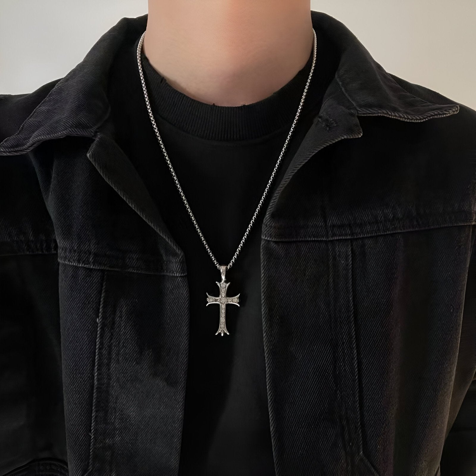 Collier religieux tendance, croix stylisée argentée en acier, zircon brillant, modèle Noah