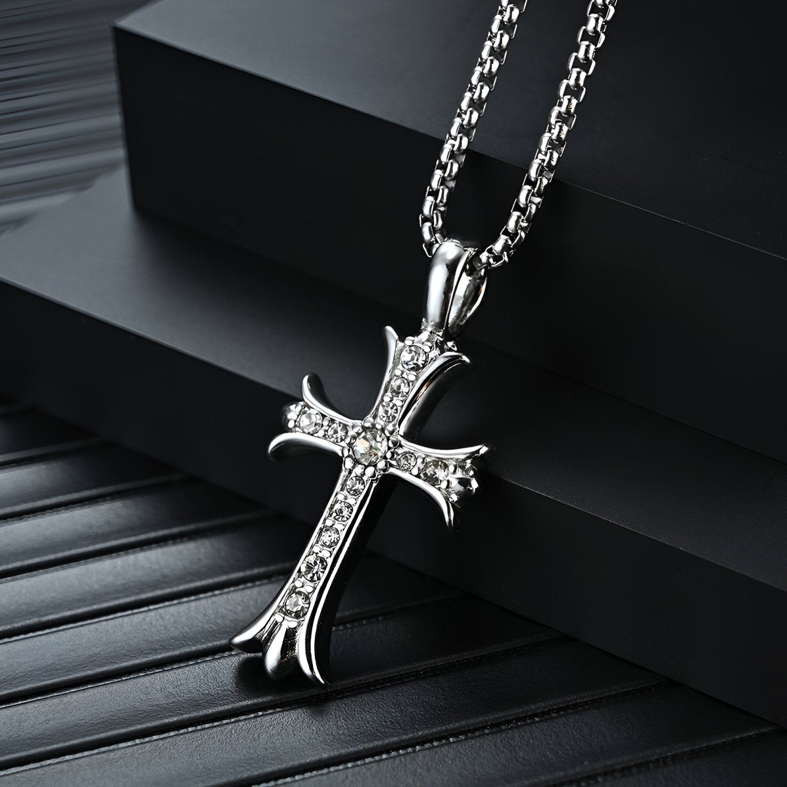 Collier religieux tendance, croix stylisée argentée en acier, zircon brillant, modèle Noah