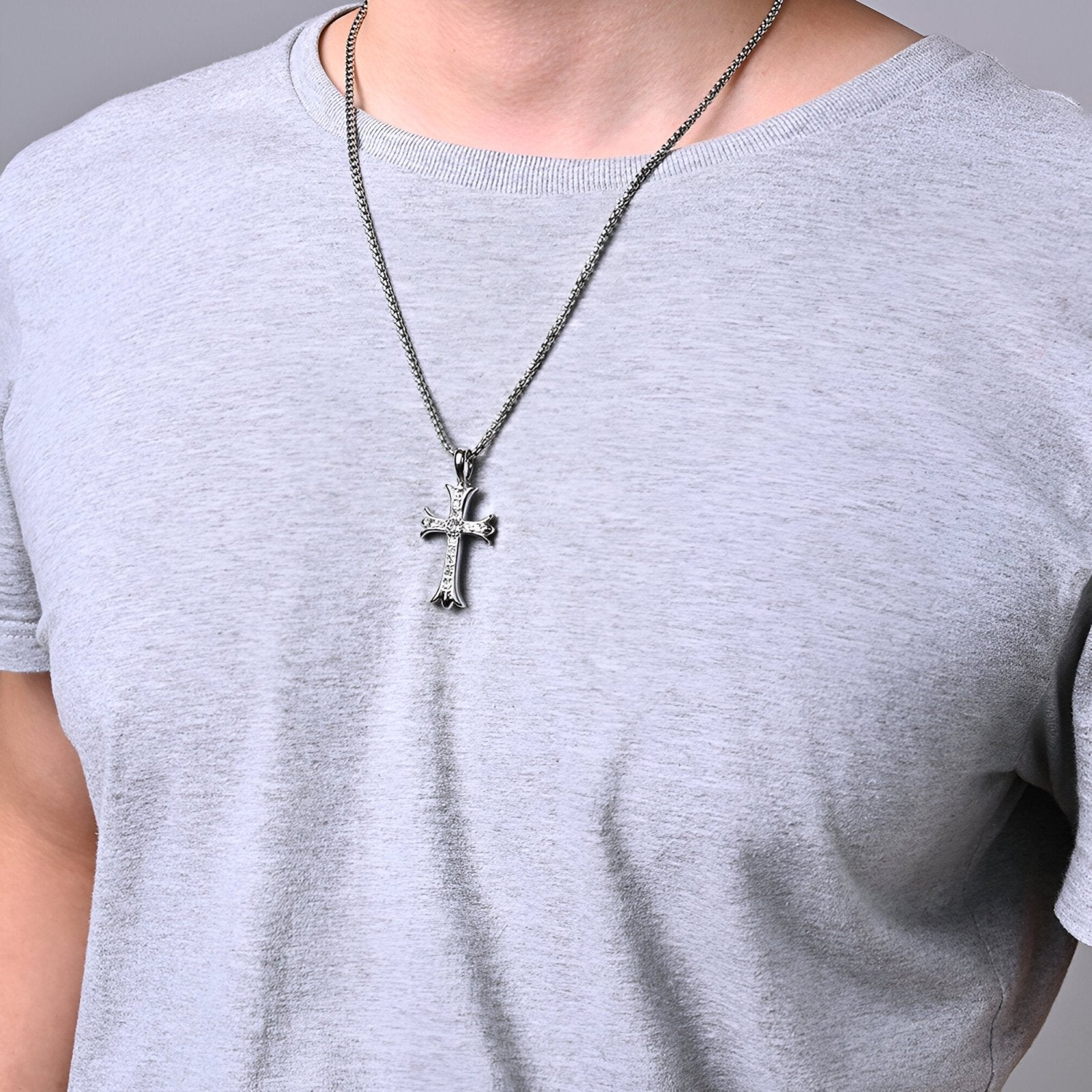 Collier religieux tendance, croix stylisée argentée en acier, zircon brillant, modèle Noah