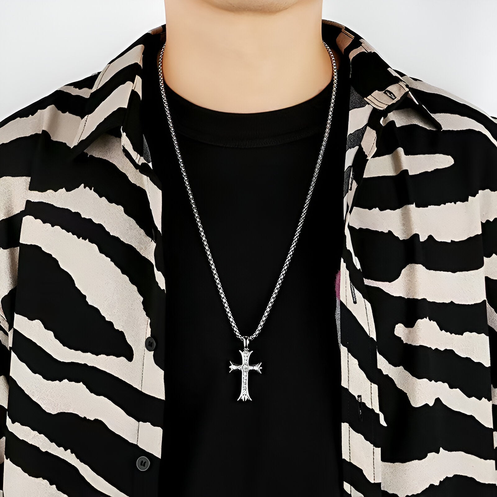 Collier religieux tendance, croix stylisée argentée en acier, zircon brillant, modèle Noah
