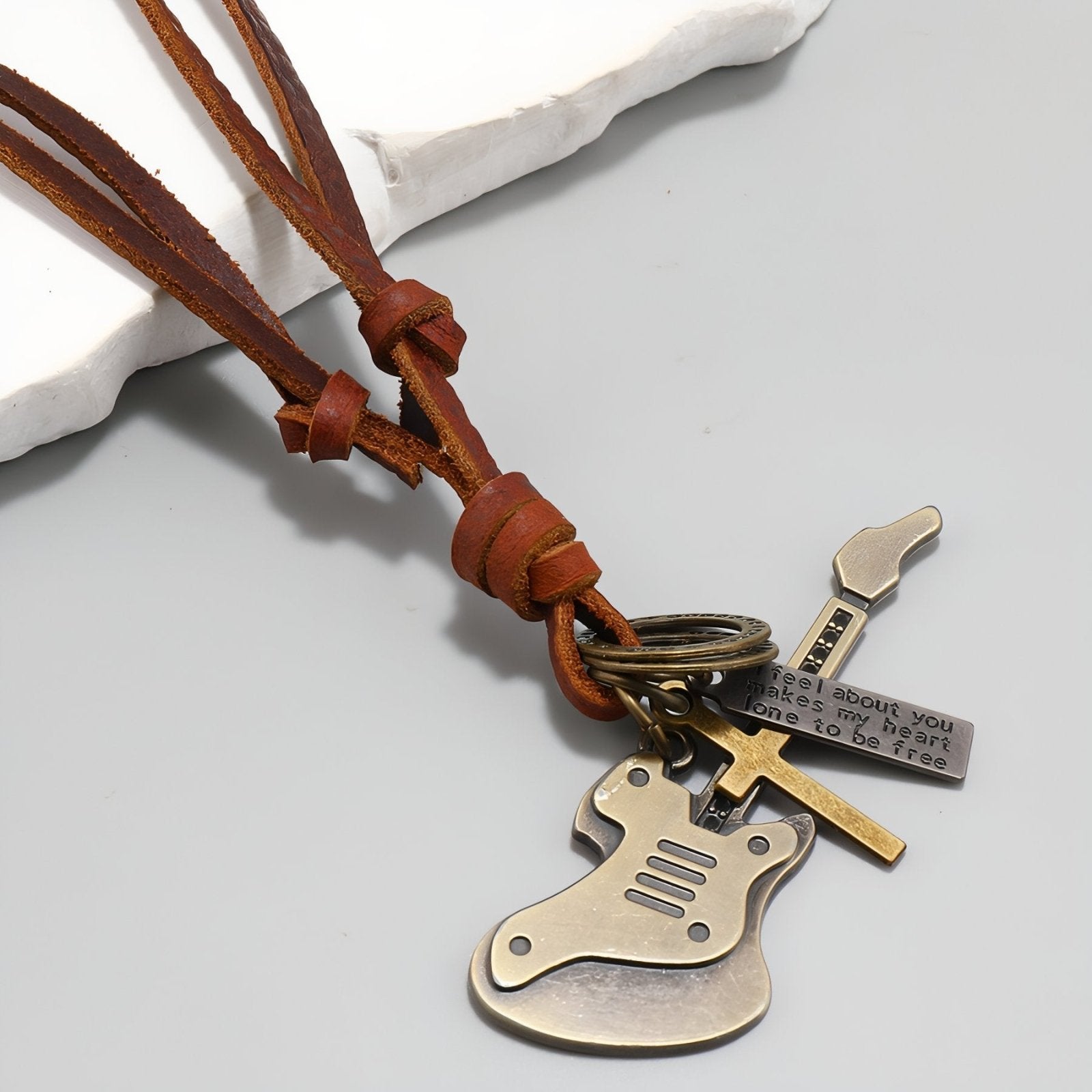 Collier rock vintage unisexe, pendentif guitare électrique, cordon en cuir noir ou marron