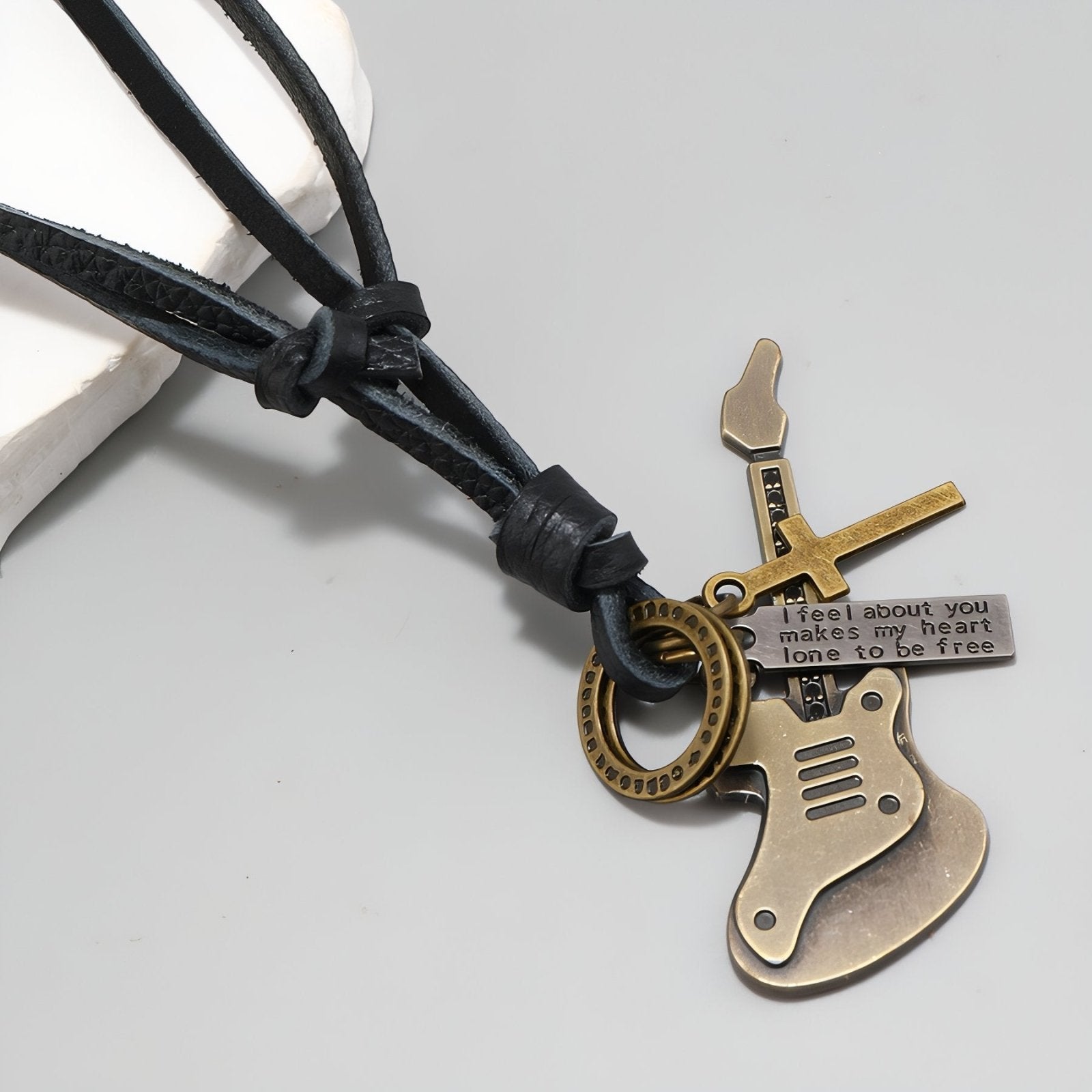 Collier rock vintage unisexe, pendentif guitare électrique, cordon en cuir noir ou marron
