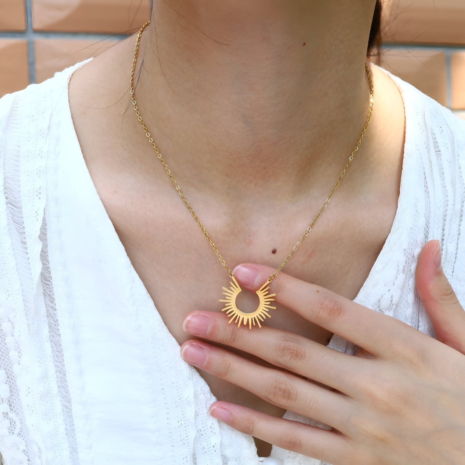 Collier soleil stylisé en acier inoxydable doré, bijou bohème pour femme moderne, modèle Sola