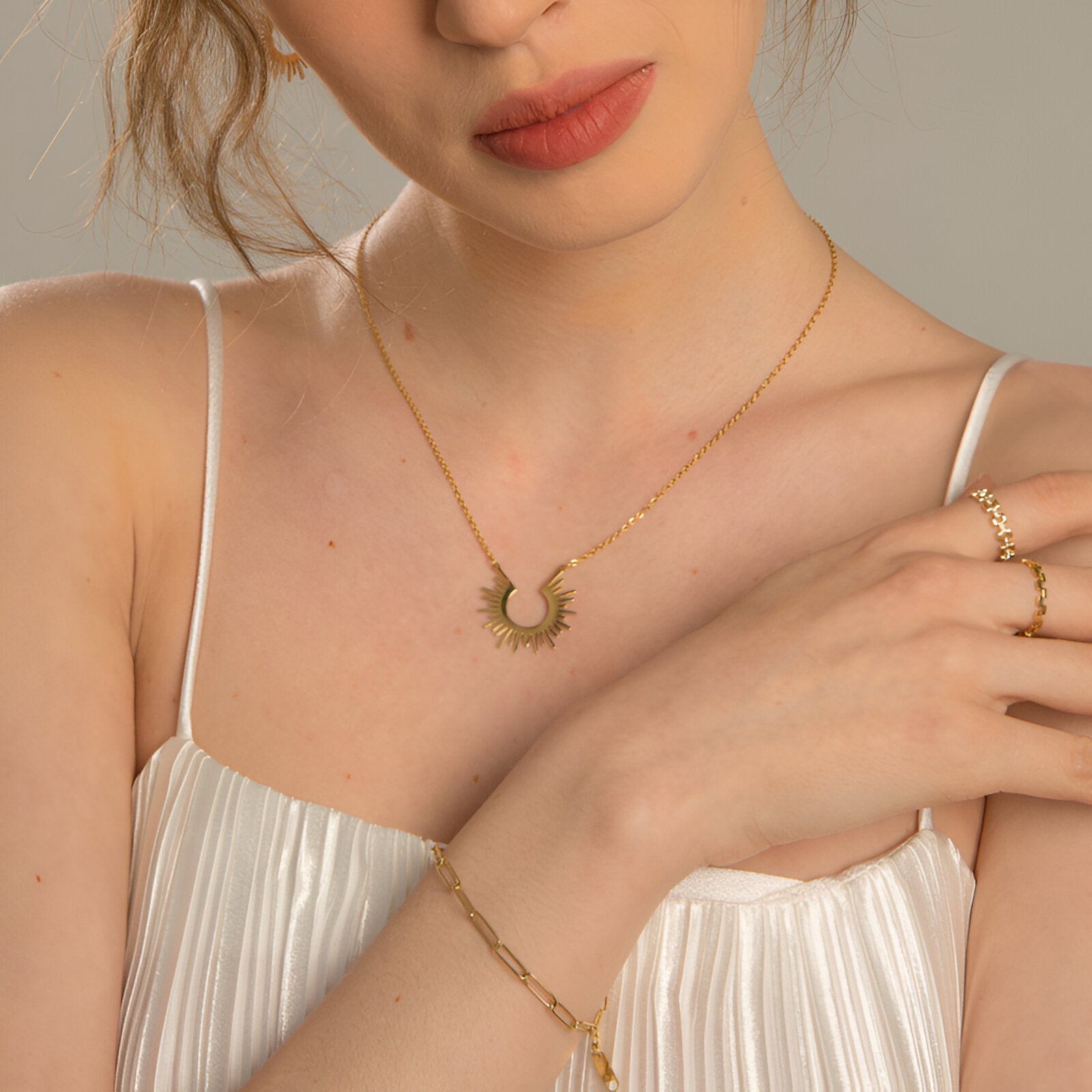 Collier soleil stylisé en acier inoxydable doré, bijou bohème pour femme moderne, modèle Sola