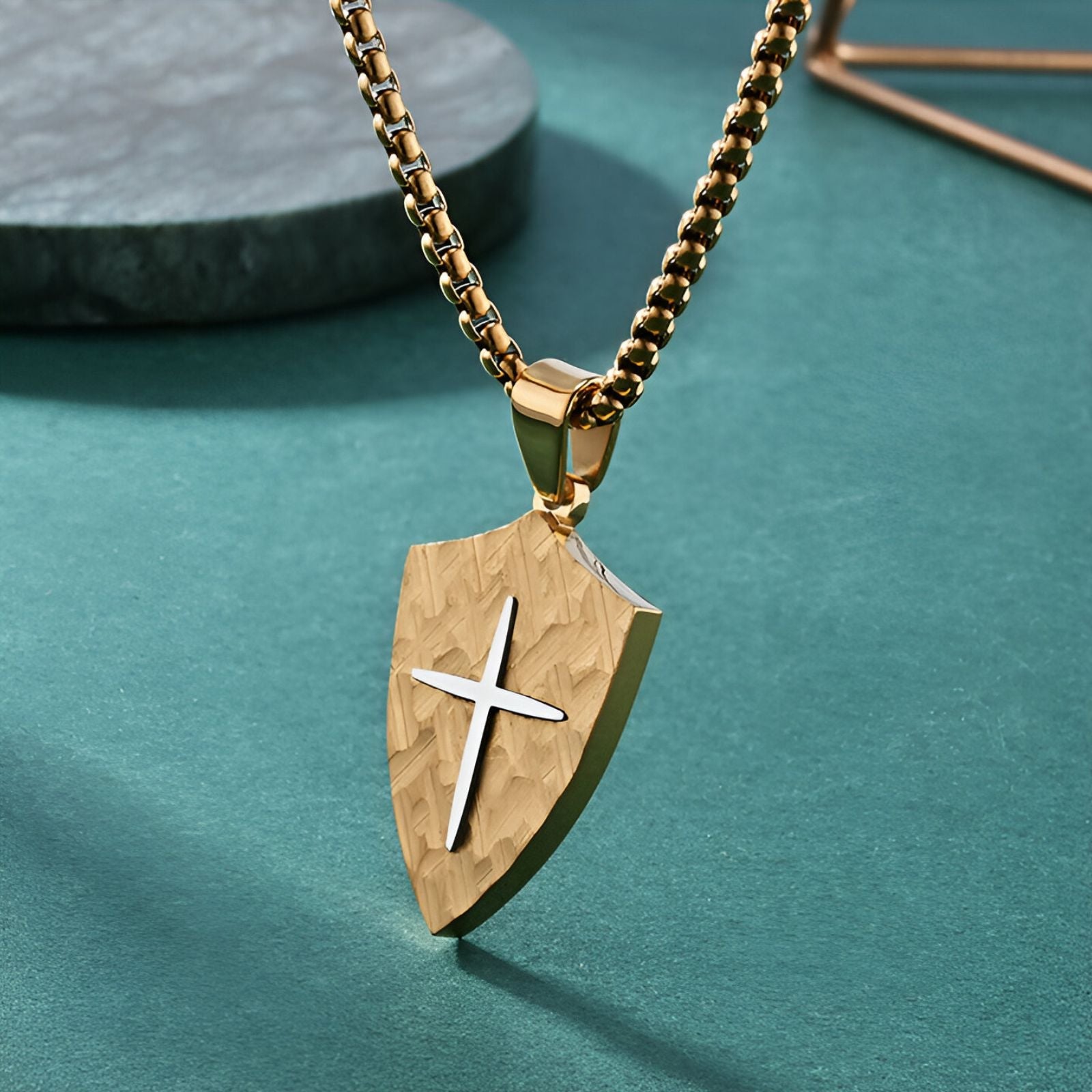 Collier style médiéval homme, bouclier texturé et croix incrustée, modèle Léonard