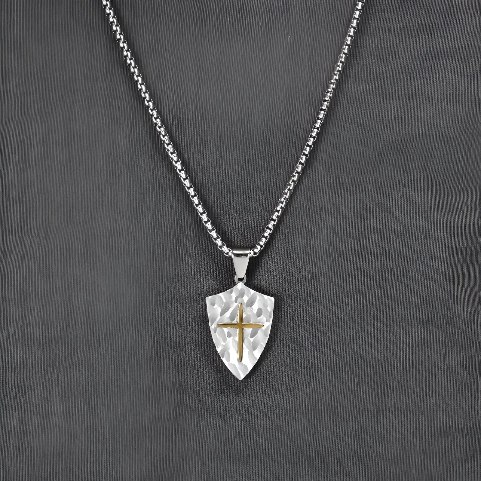 Collier style médiéval homme, bouclier texturé et croix incrustée, modèle Léonard