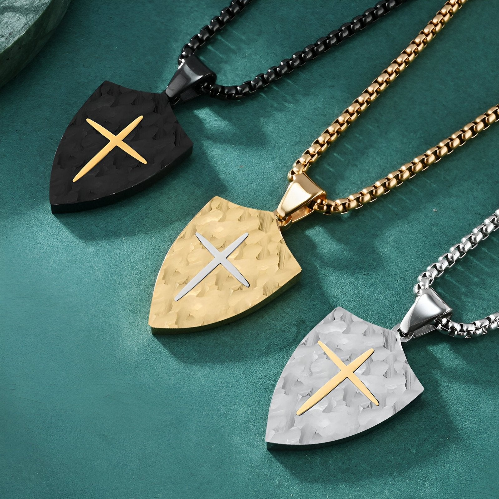 Collier style médiéval homme, bouclier texturé et croix incrustée, modèle Léonard