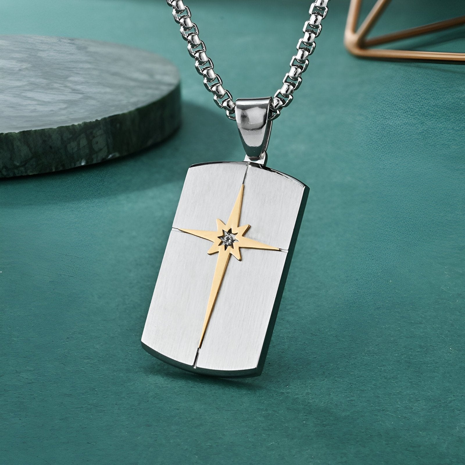 Collier style militaire, gravé d'une étoile, serti d’un zircon cubique, modèle Slade