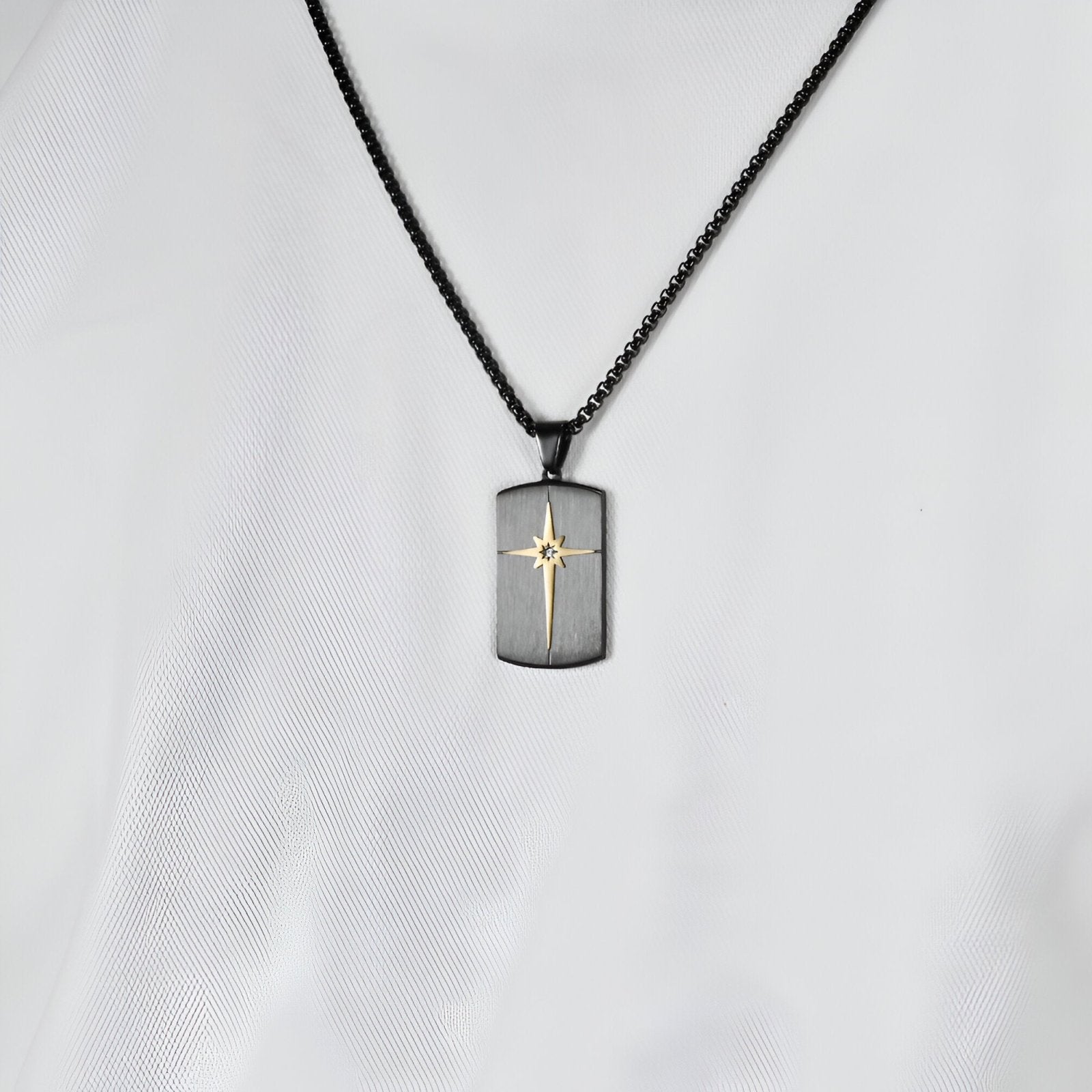 Collier style militaire, gravé d'une étoile, serti d’un zircon cubique, modèle Slade