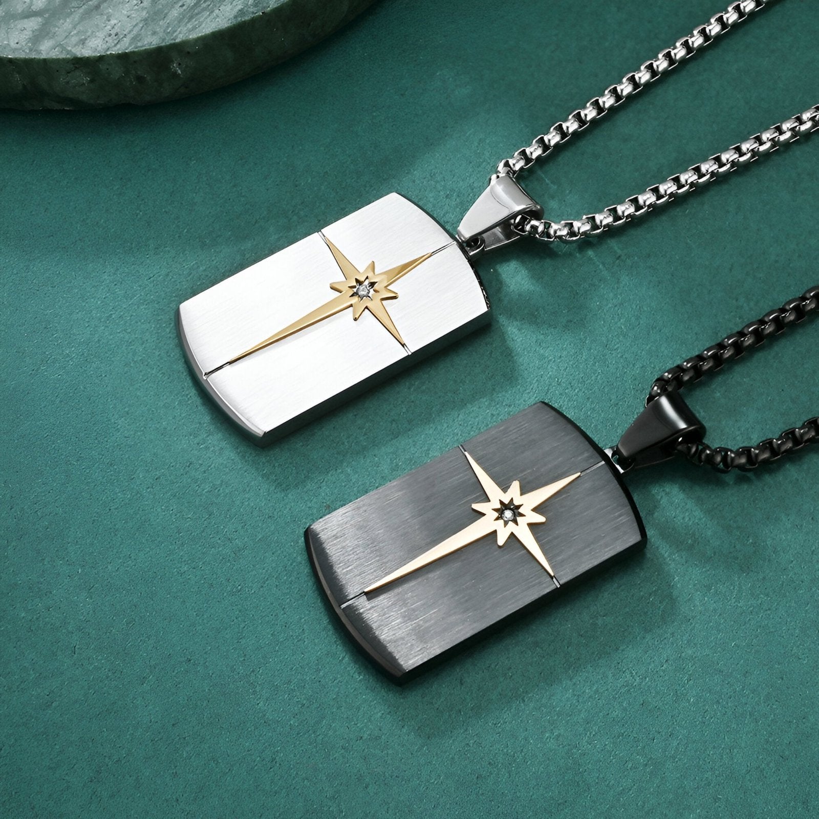 Collier style militaire, gravé d'une étoile, serti d’un zircon cubique, modèle Slade