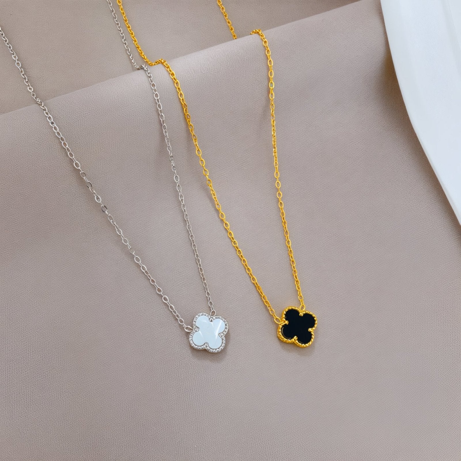 Collier trèfle réversible, nacre blanche et noire, en acier titane, modèle Clover