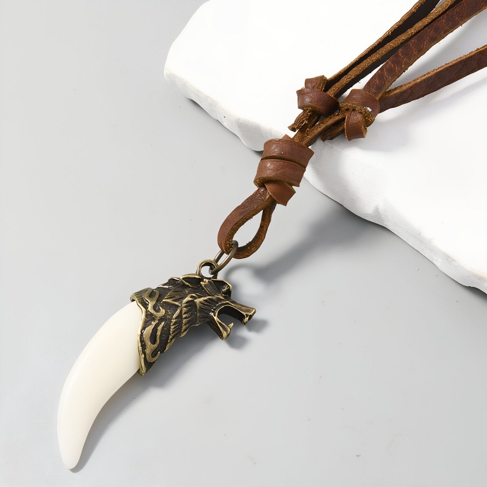 Collier tribal unisexe, pendentif croc et tête de loup, cordon en cuir noir ou marron