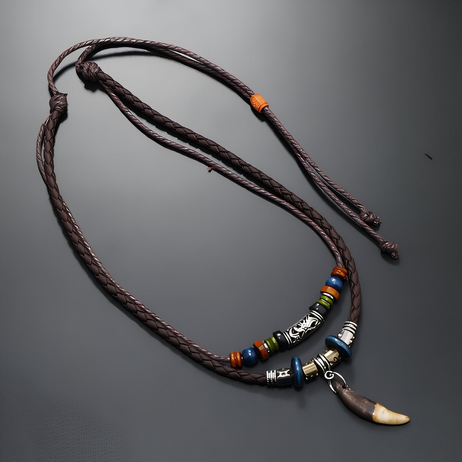 Collier unisexe style tribal, cordon cuir tressé et pendentif griffe ethnique, avec perles en bois et simili cuiret