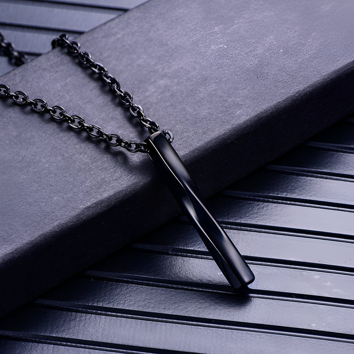 Collier urbain homme, pendentif minimaliste en inox, décliné en or, noir ou acier, modèle Néo