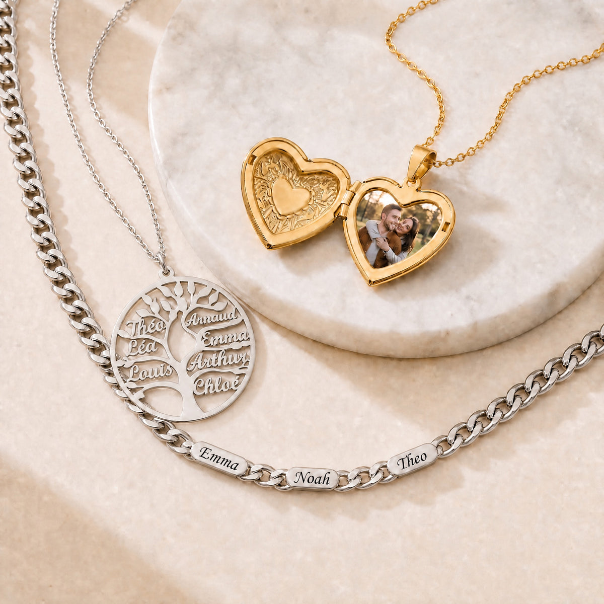 Trois best-sellers La Boutique Du Collier : collier prénoms homme, médaillon cœur photo et arbre de vie familial