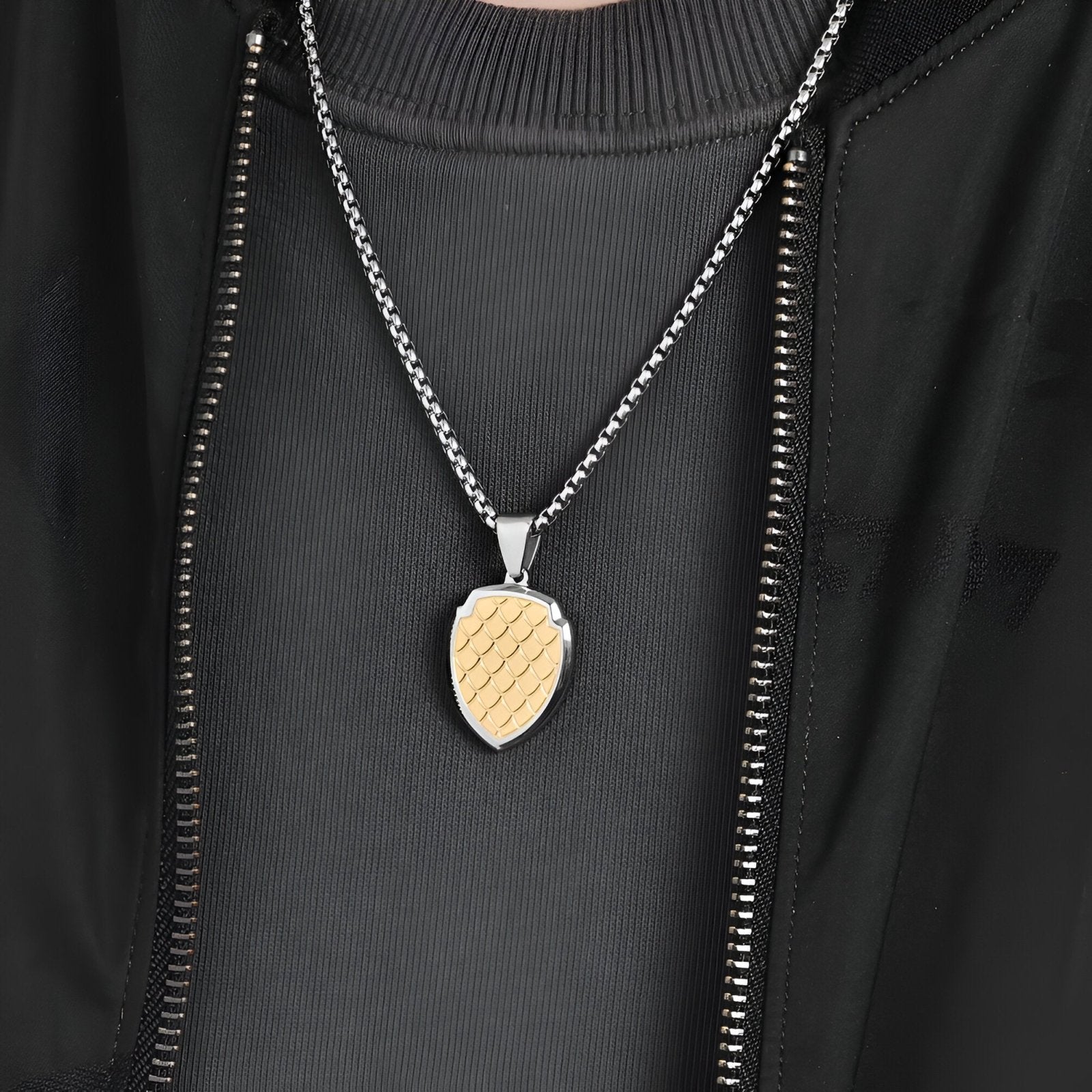 Pendentif bouclier style médiéval, en acier inoxydable noir ou doré, maille vénitienne homme, modèle Ravyn