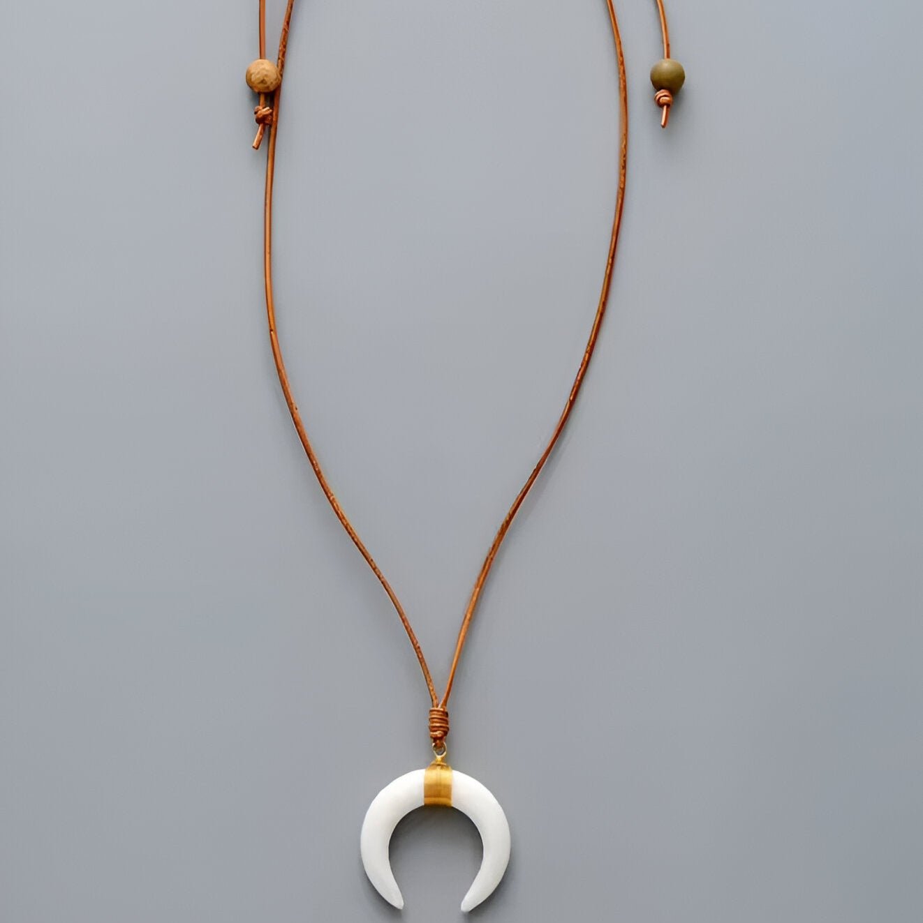 Sautoir ajustable en cuir naturel, pendentif corne blanche ou noire, bijou tendance, modèle Cruise