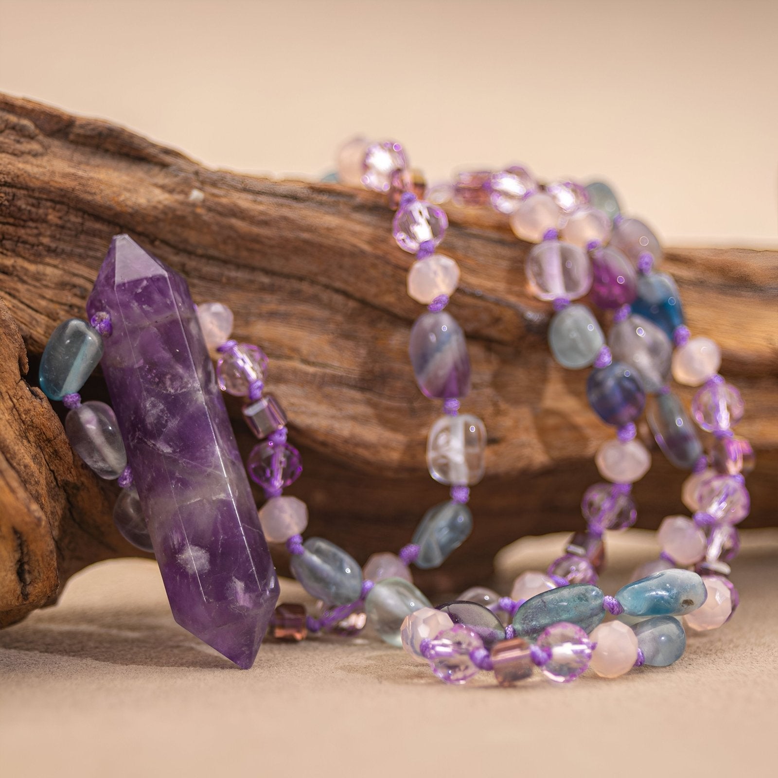 Sautoir artisanal en fluorite et améthyste, bijou énergétique facetté, modèle Cristalis