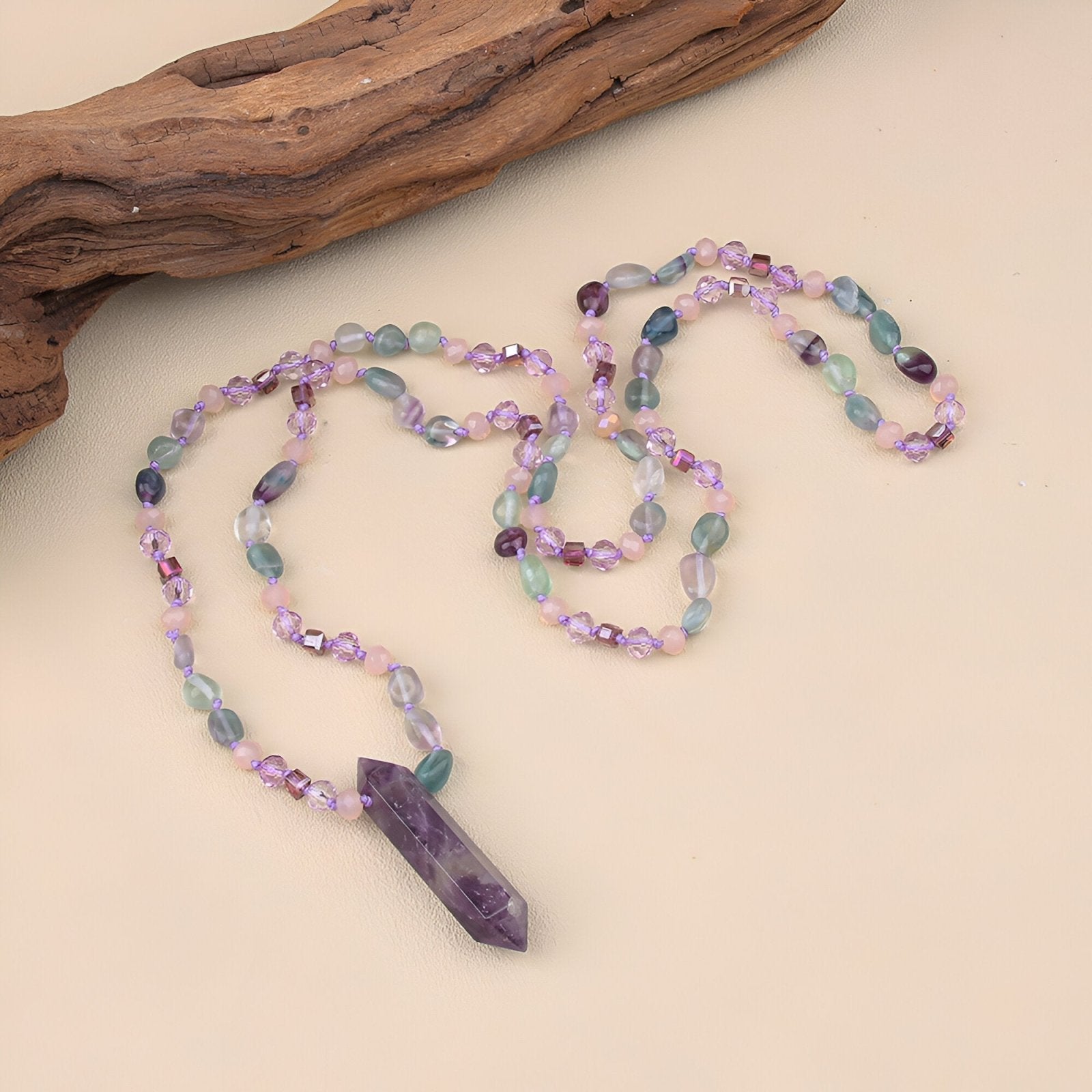 Sautoir artisanal en fluorite et améthyste, bijou énergétique facetté, modèle Cristalis
