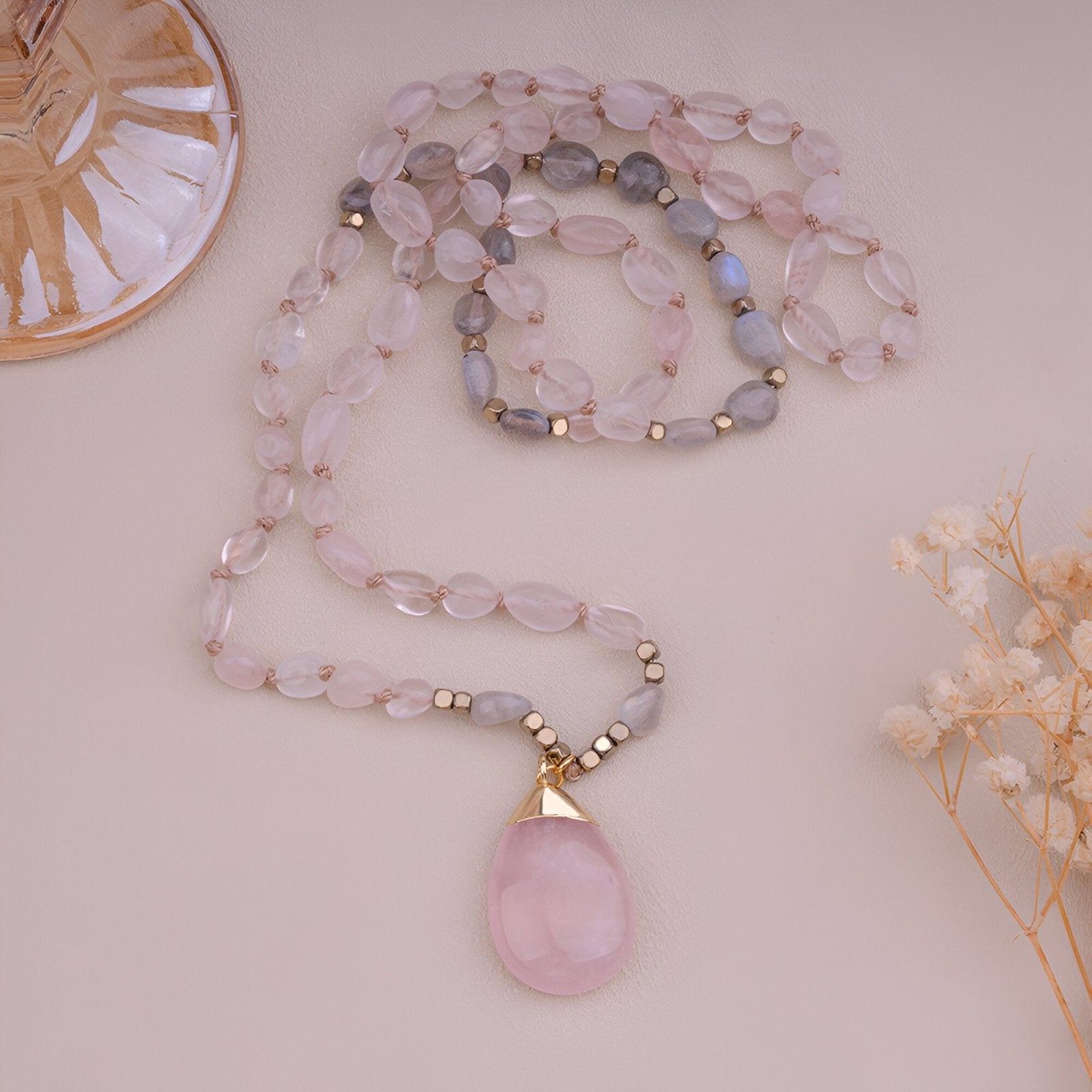 Sautoir en pierres naturelles quartz rose et améthyste, style bohème romantique, modèle Elenya
