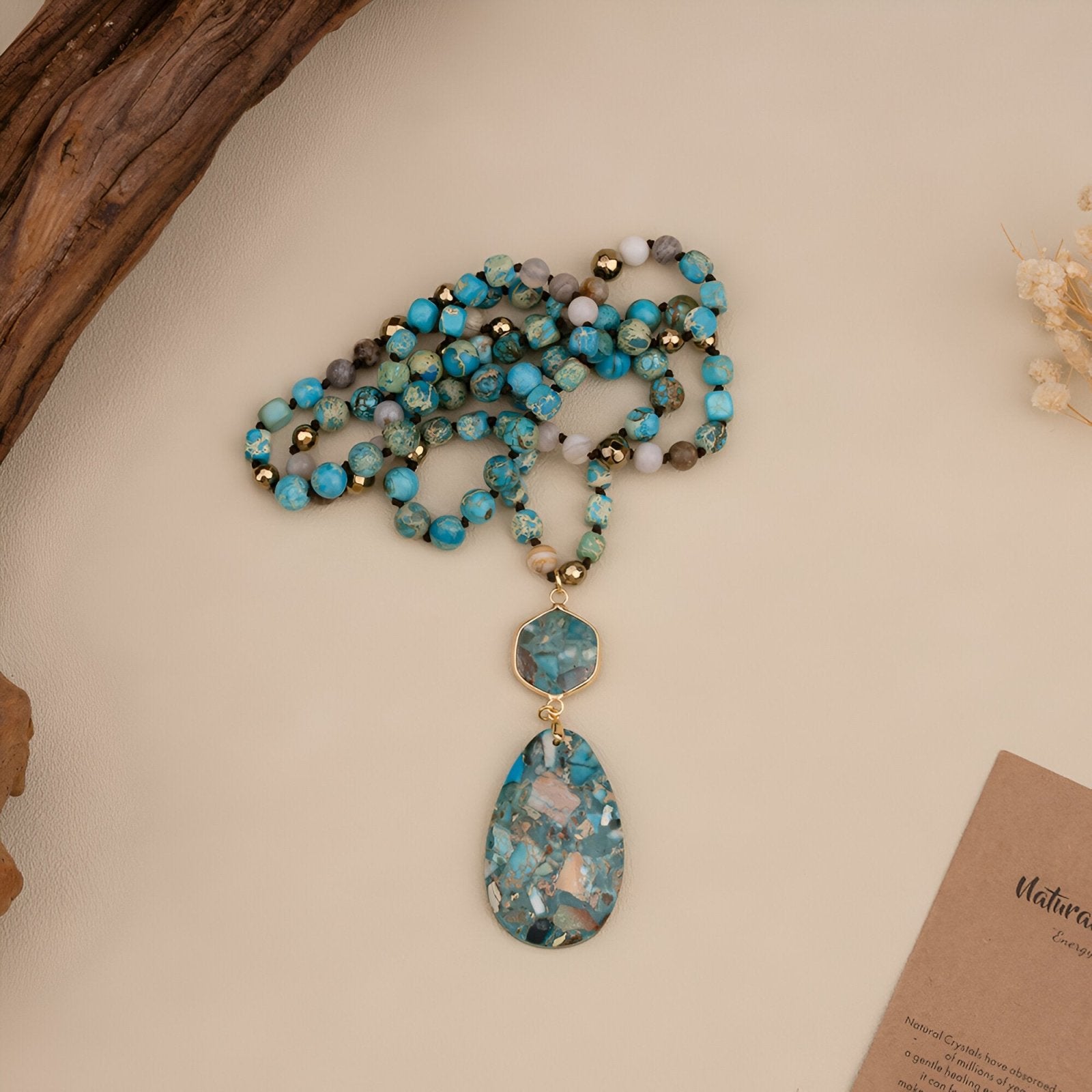 Sautoir en pierres turquoise naturelles d'agate, double pendentif goutte et hexagone, bijou artisanal, modèle Laguna