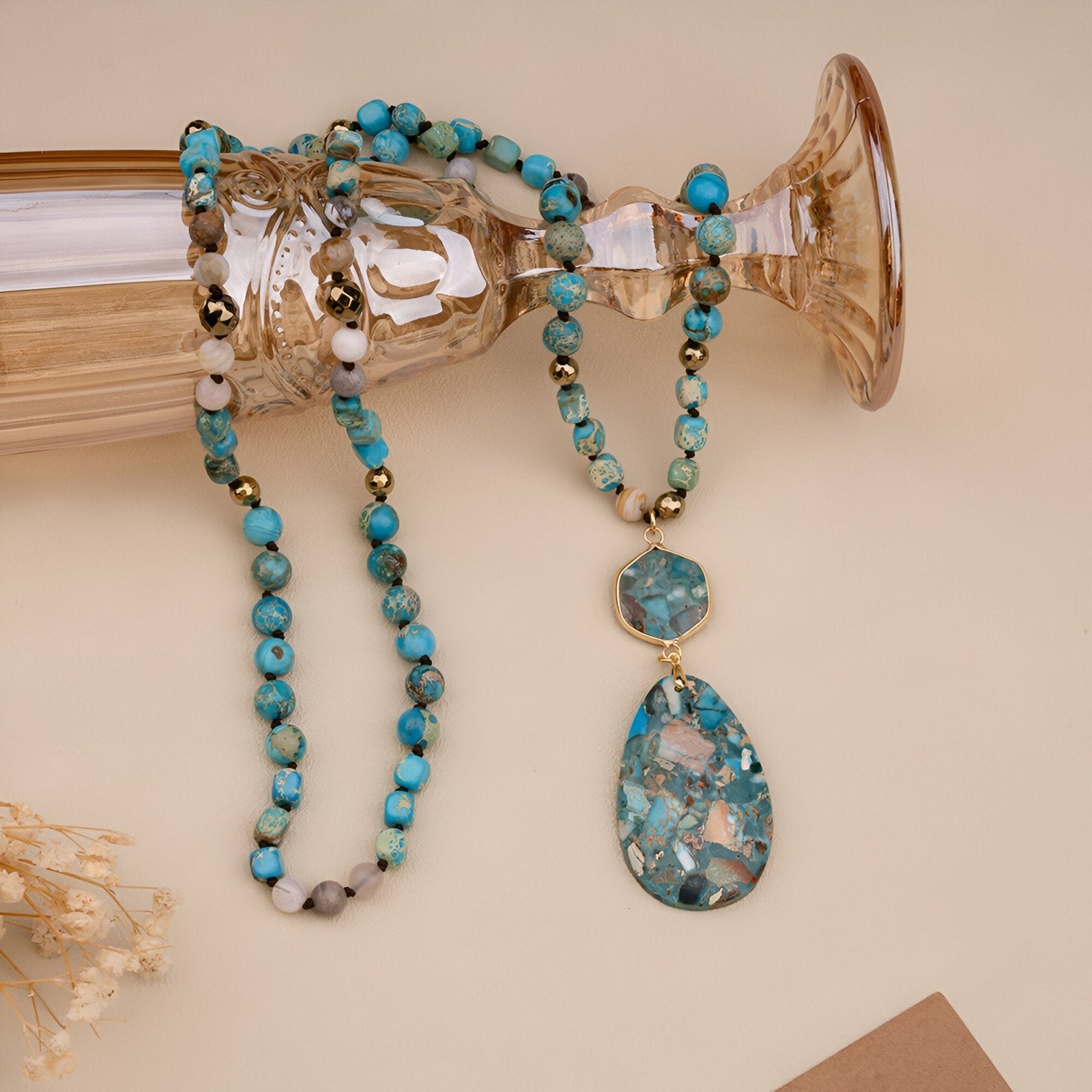 Sautoir en pierres turquoise naturelles d'agate, double pendentif goutte et hexagone, bijou artisanal, modèle Laguna