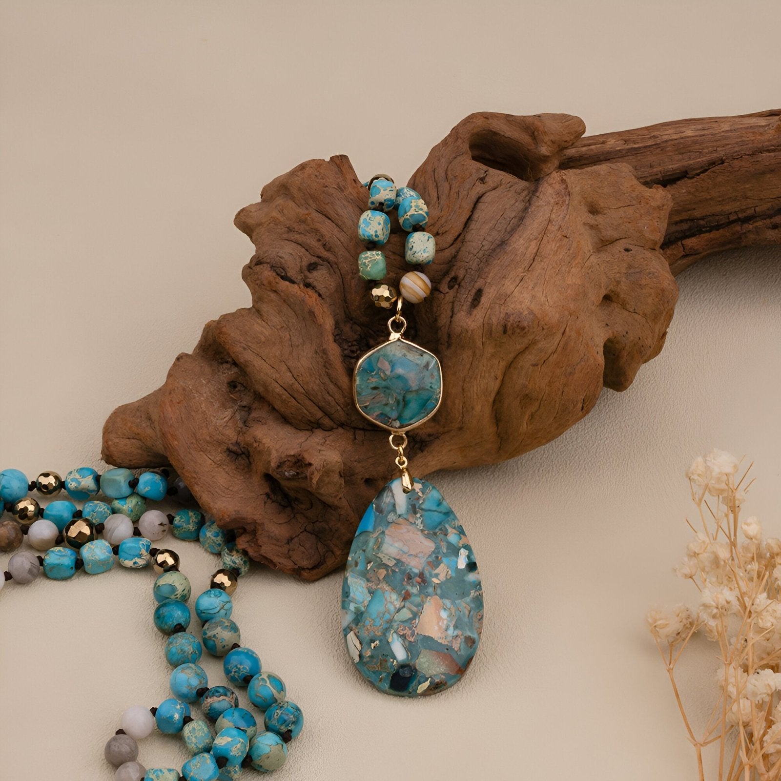 Sautoir en pierres turquoise naturelles d'agate, double pendentif goutte et hexagone, bijou artisanal, modèle Laguna