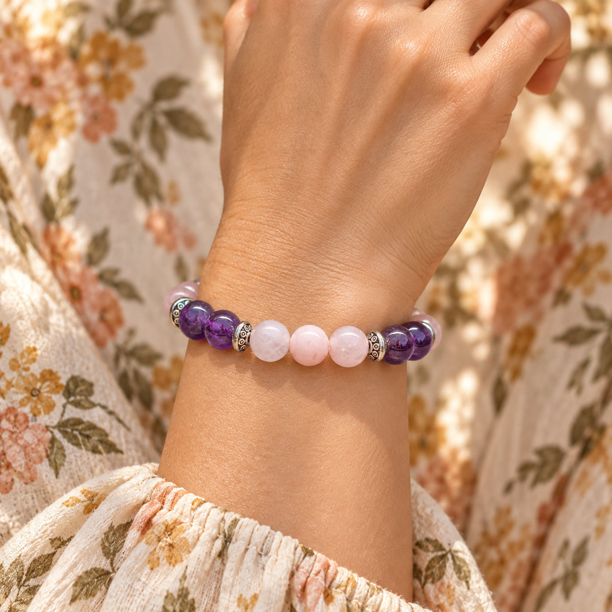Sérélia-armband van amethist en rozenkwarts, symbool van zachtheid en sereniteit