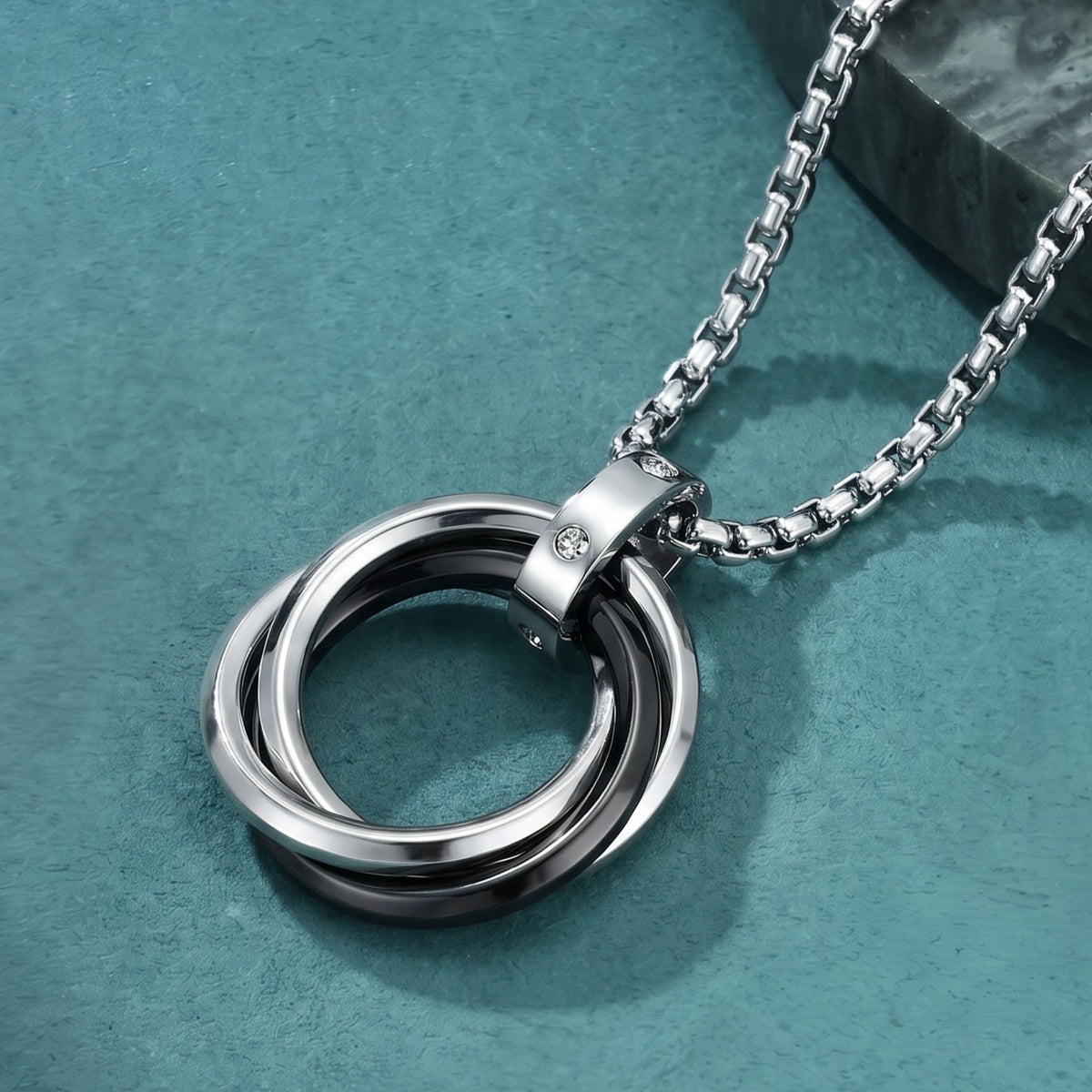 Collier pendentif triple anneaux entrelacés pour homme, en acier inoxydable, design circulaire avec cristaux et finitions colorées