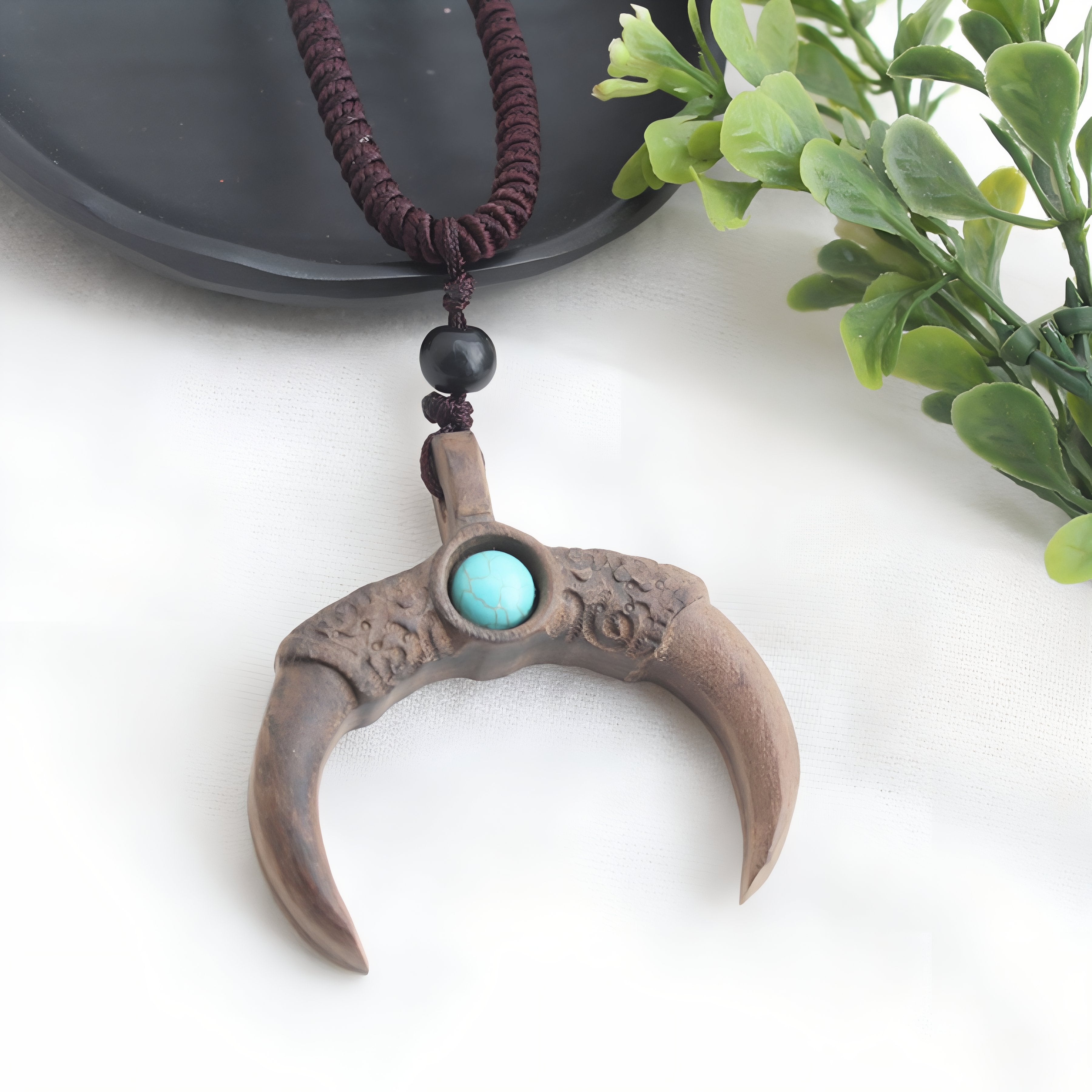 Geschnitzte Holzkette mit Mondanhänger und Türkisstein, Retro-Stil