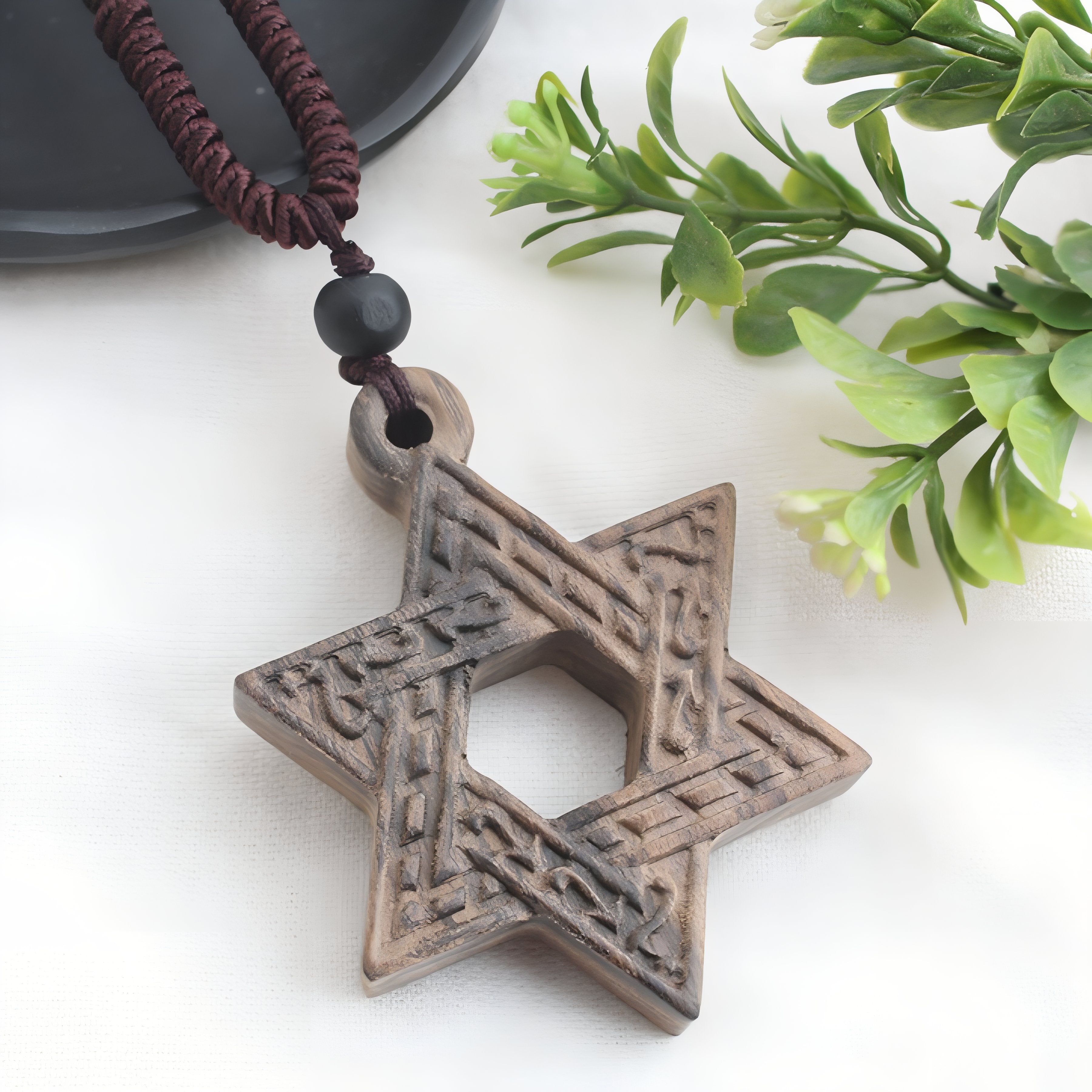 Handgeschnitzte Holzkette mit Davidstern-Anhänger und Perle
