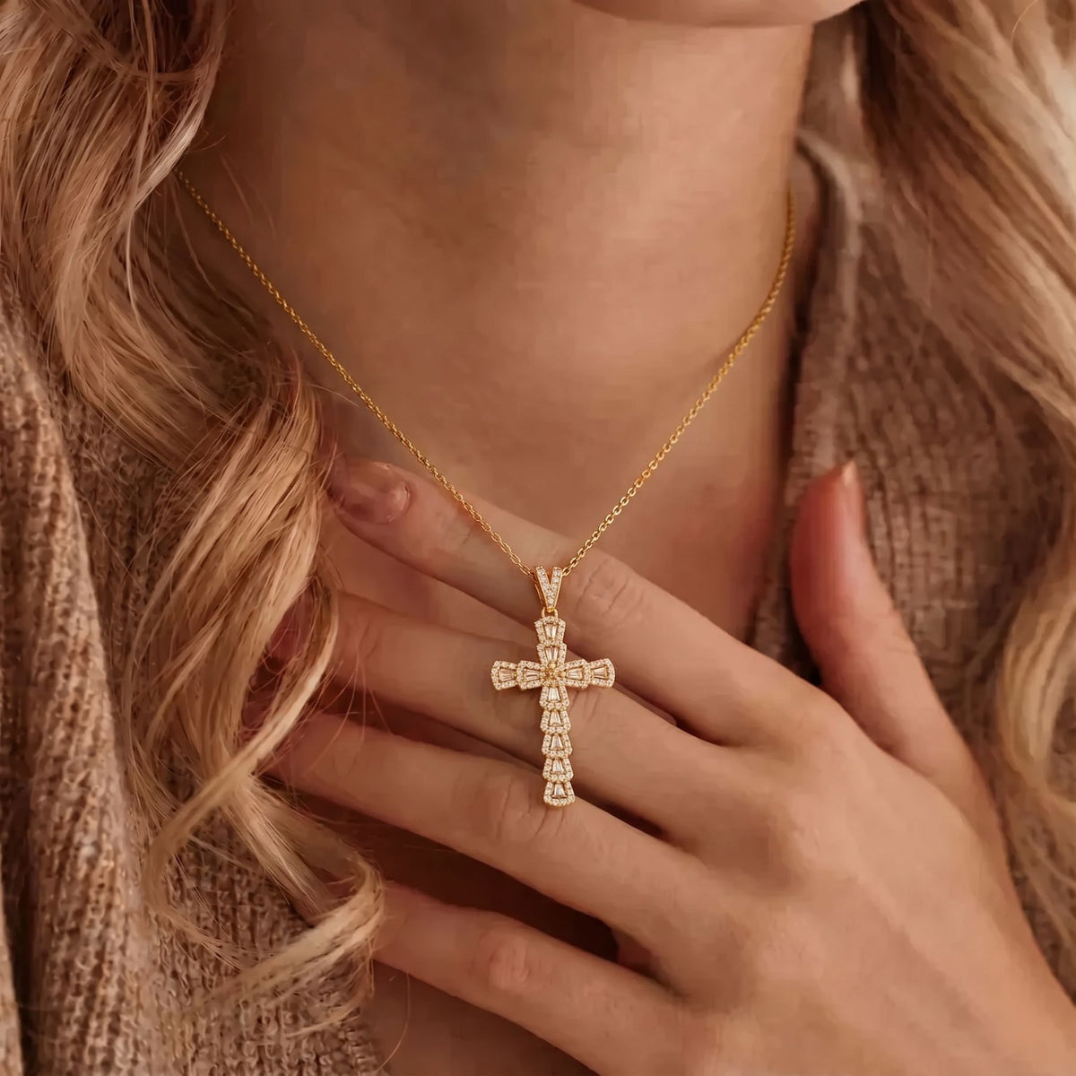Collana con croce cristiana da donna, in acciaio inossidabile dorato, ciondolo pavé con zirconi bianchi