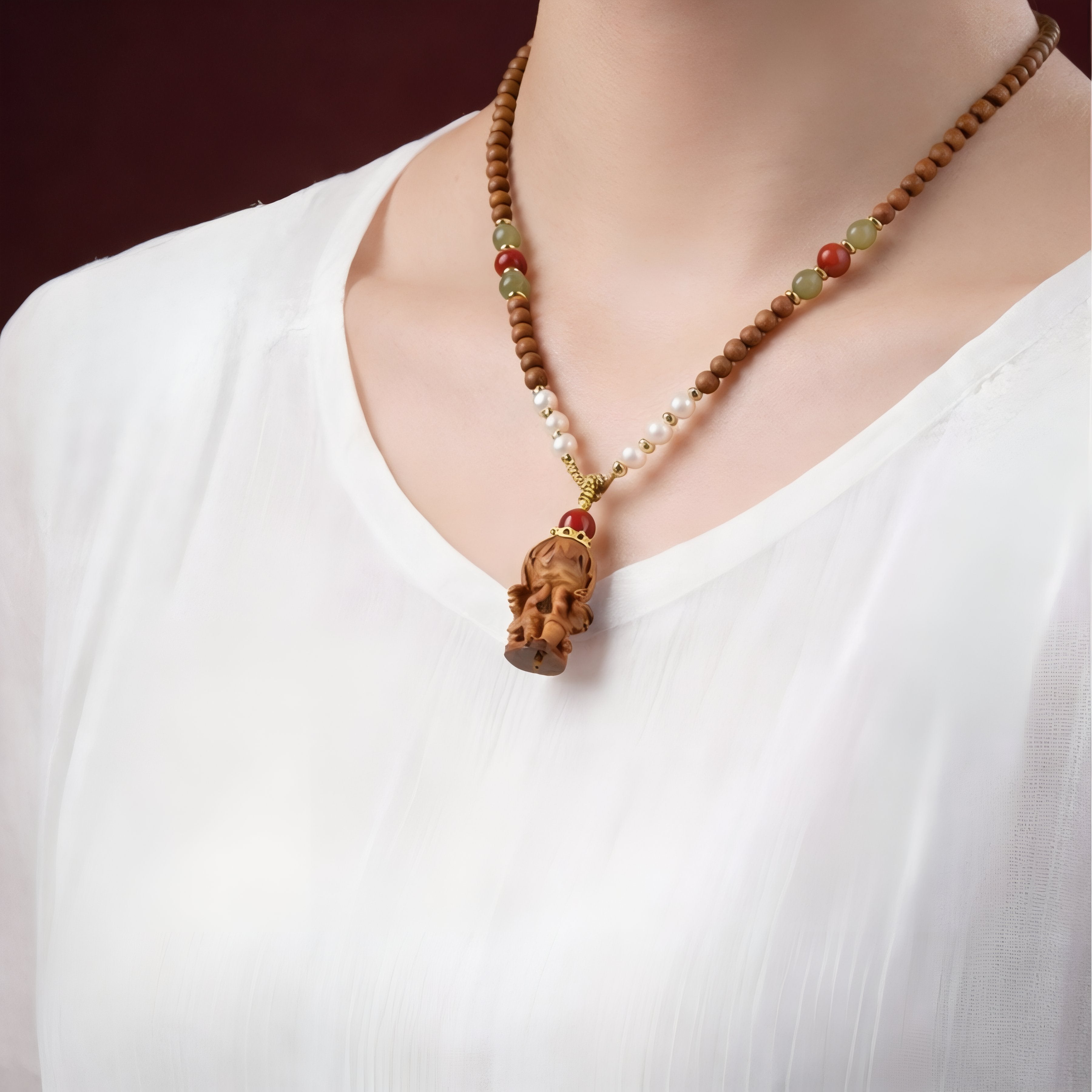 Halskette mit Anhänger für ein kleines Mädchen, aus Sandelholz geschnitzt, mit Holzperlen, Perlmuttperlen und Metalllegierung