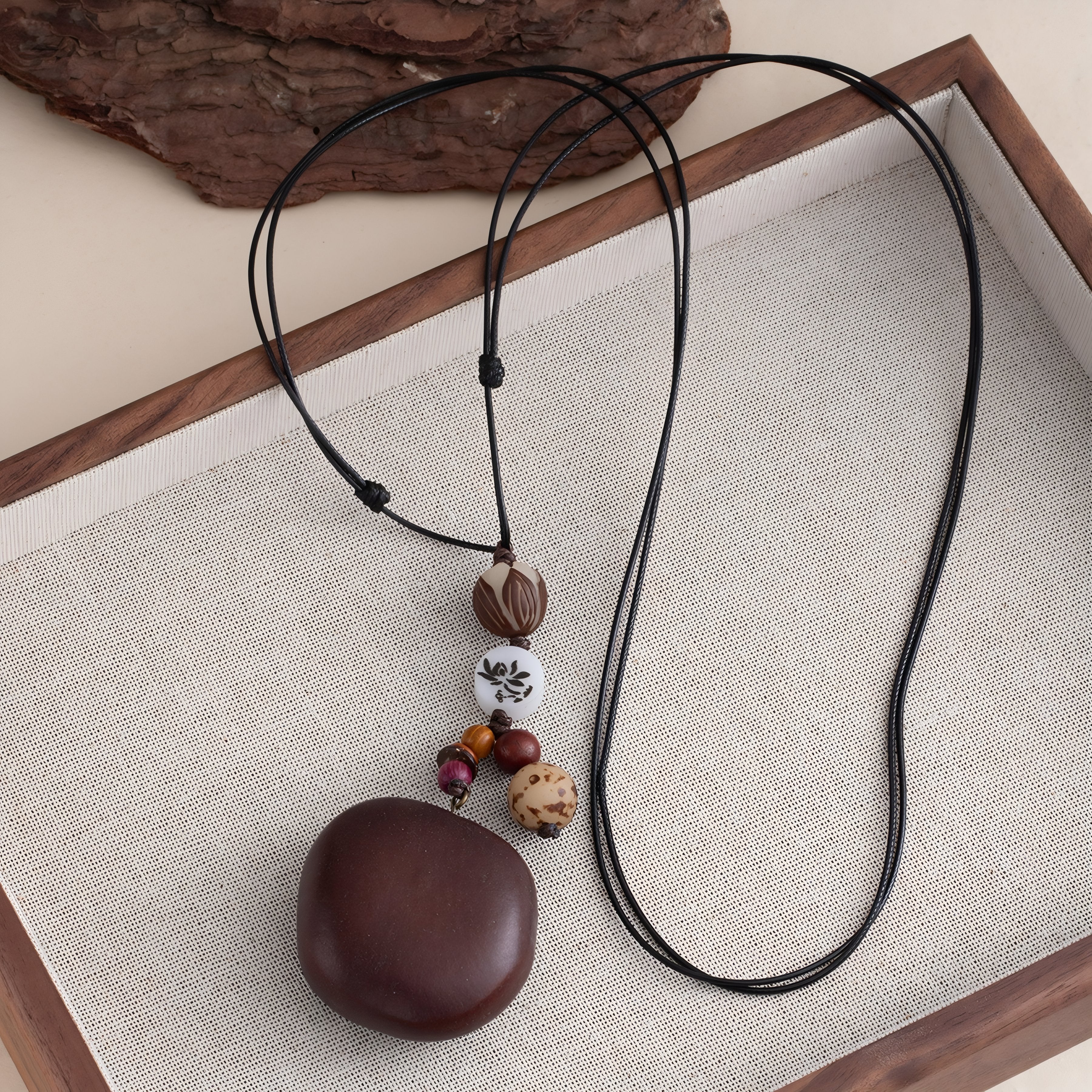 Collier pour femme en perles de bois, avec pendentif ethnique et long cordon noir