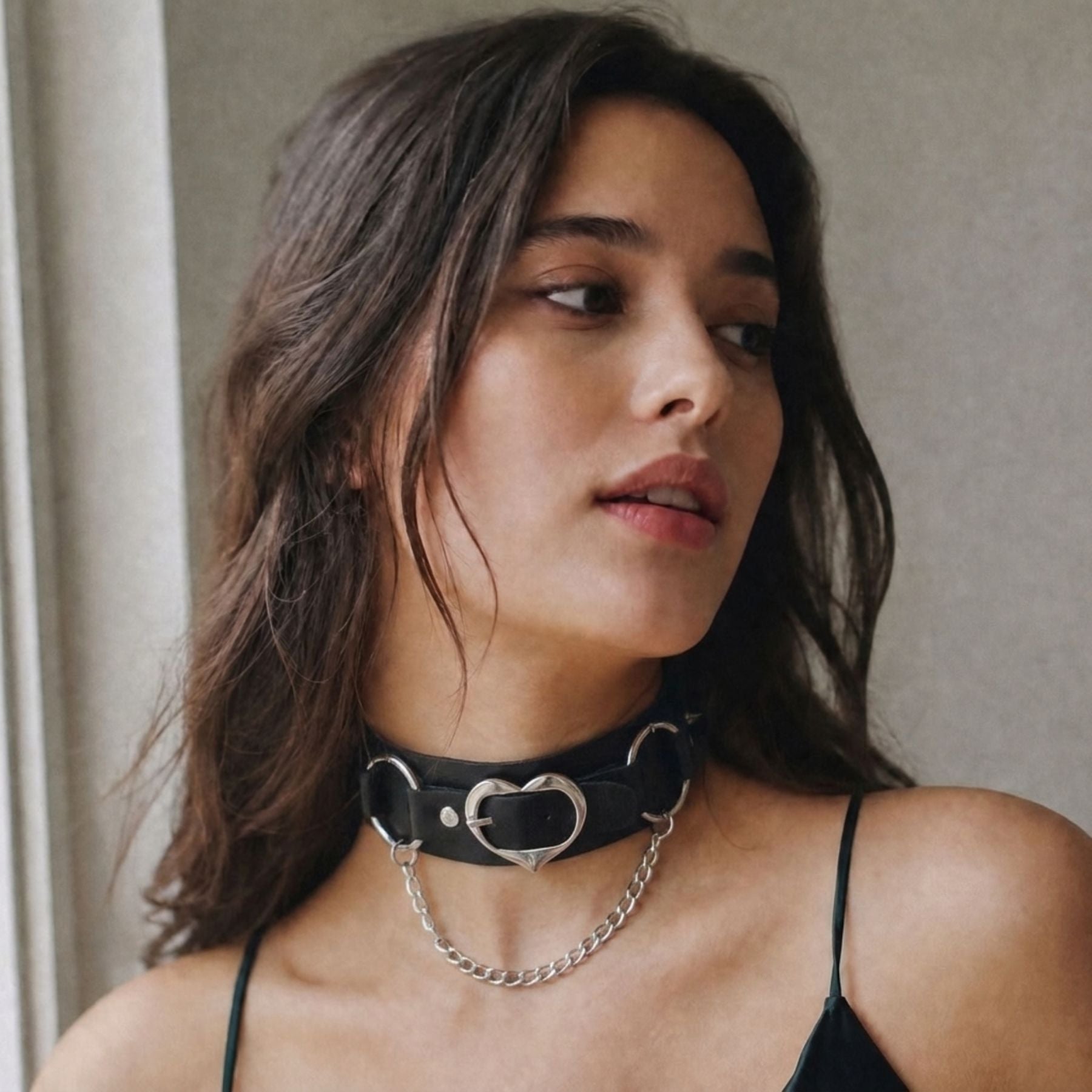 Gotický punkový dámský choker z černé imitace kůže s kovovým srdcem a stříbrným řetízkem