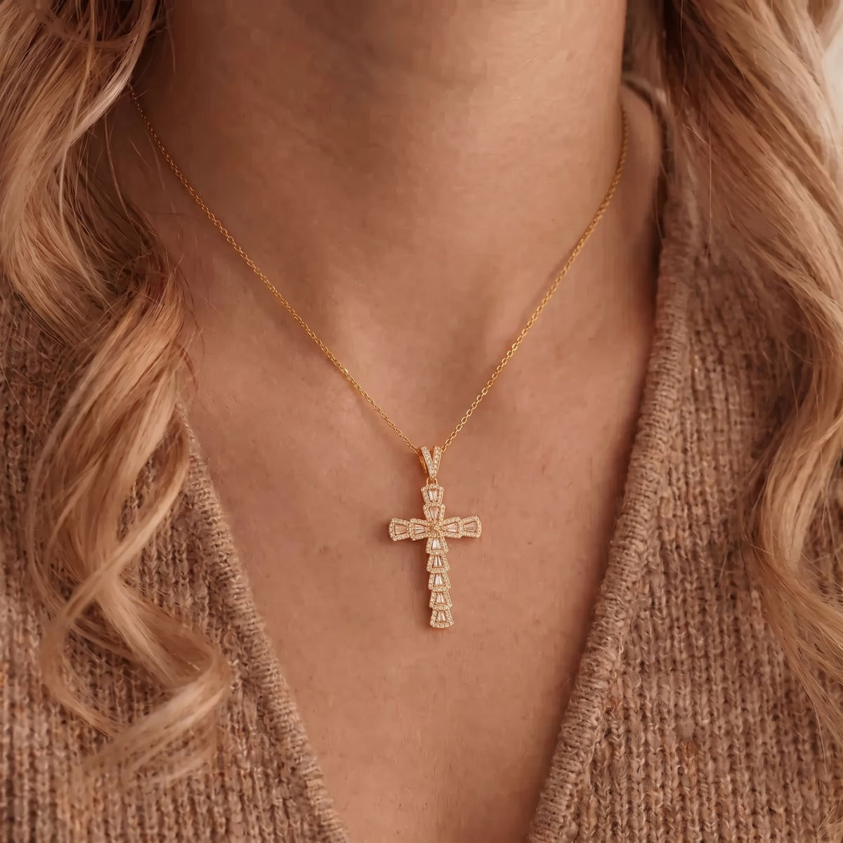 Collana con croce cristiana da donna, in acciaio inossidabile dorato, ciondolo pavé con zirconi bianchi