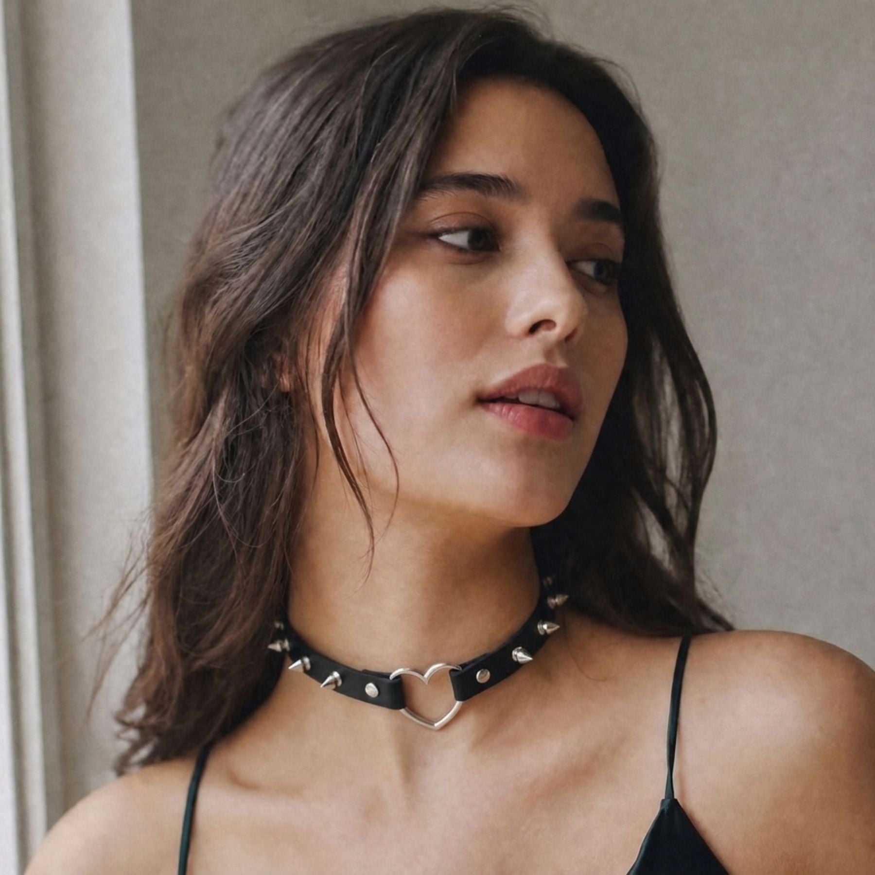 Girocollo gotico punk da donna, in similpelle nera, con ciondolo a cuore metallico e borchie argentate