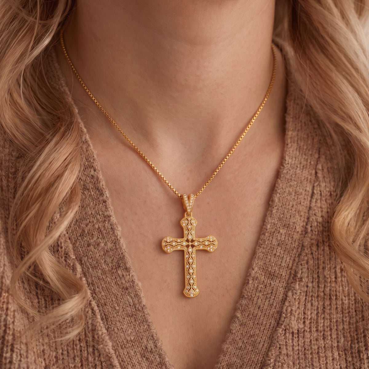 Collana con croce barocca da donna, in acciaio inossidabile dorato, pendente traforato incastonato con pietre bianche in stile ornamentale