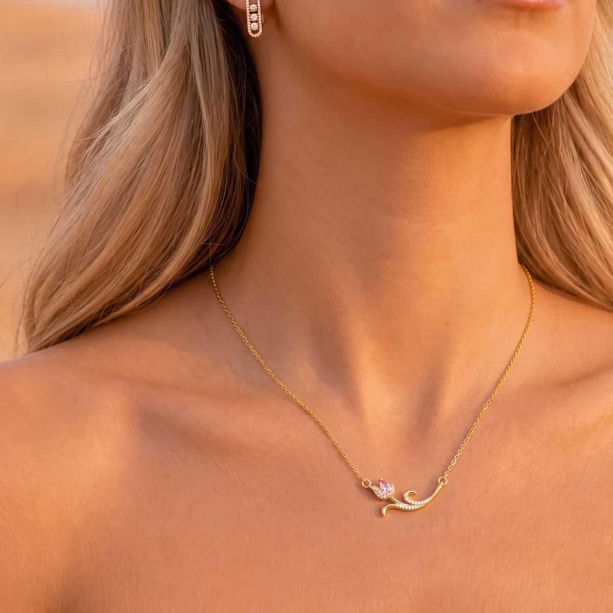 Collier pendentif floral pour femme, en cuivre doré, motif courbé serti d’une pierre rose et de zircons