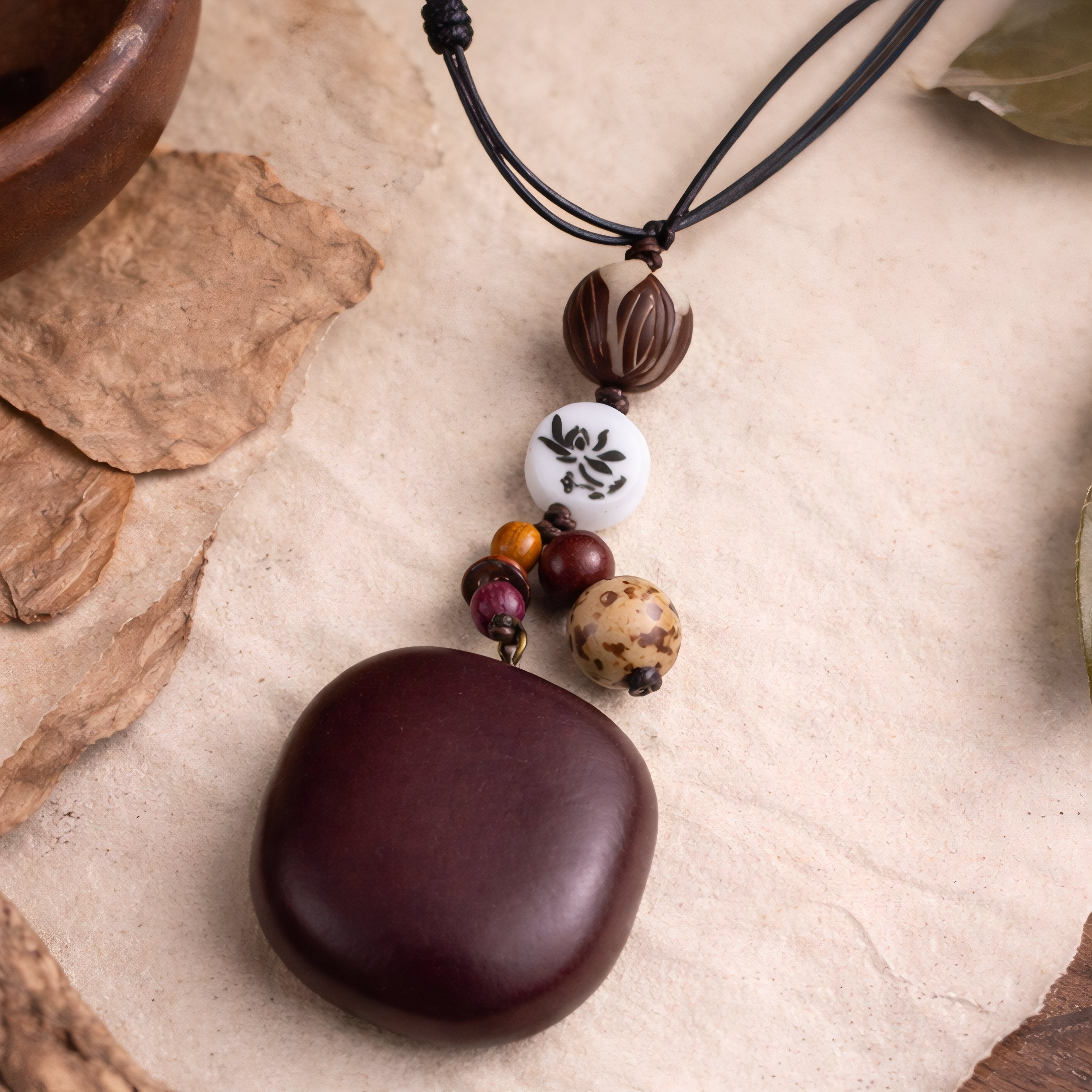 Collier pour femme en perles de bois, avec pendentif ethnique et long cordon noir