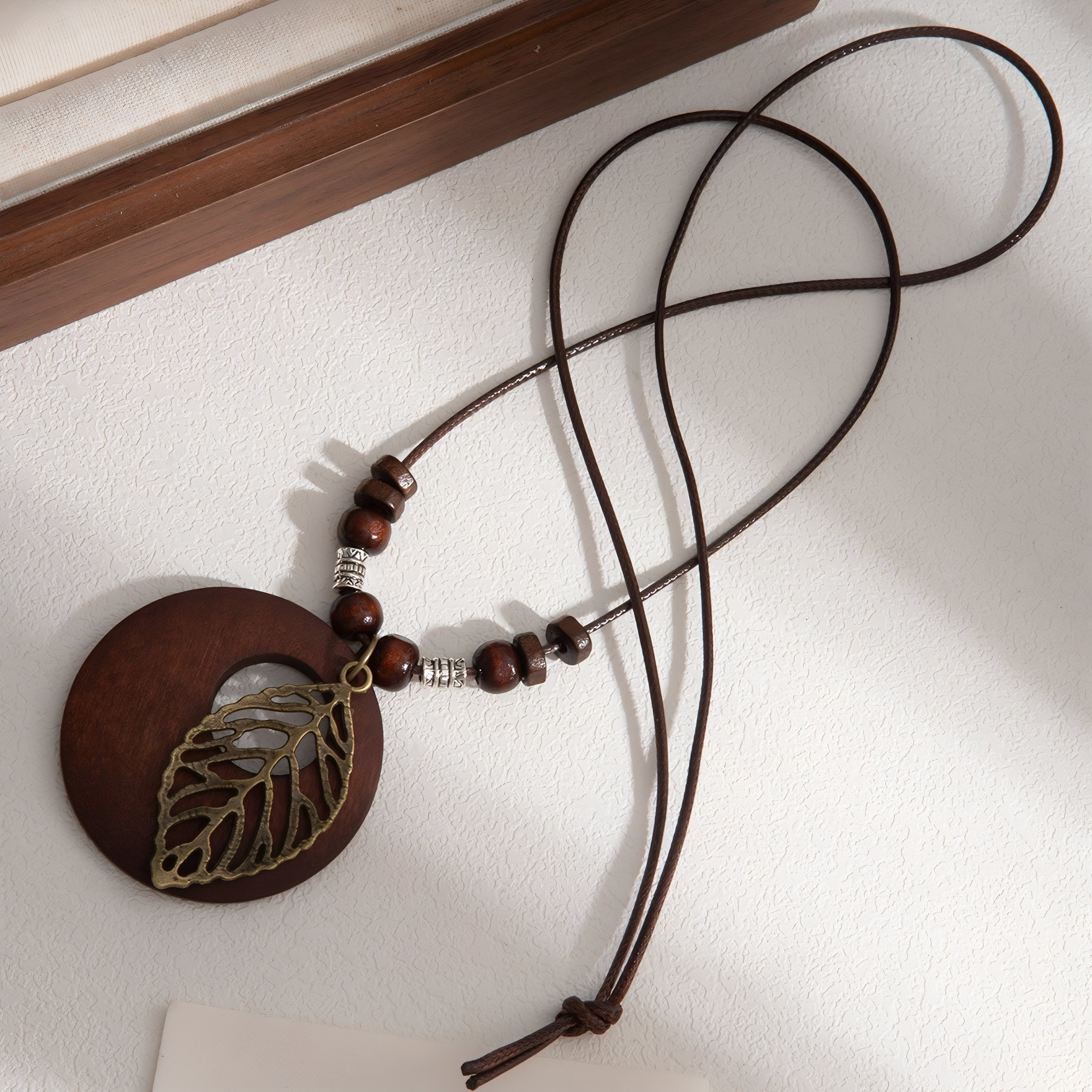 Collier en bois pour femme, avec pendentif rond et feuille ajourée, en alliage métallique, style bohème