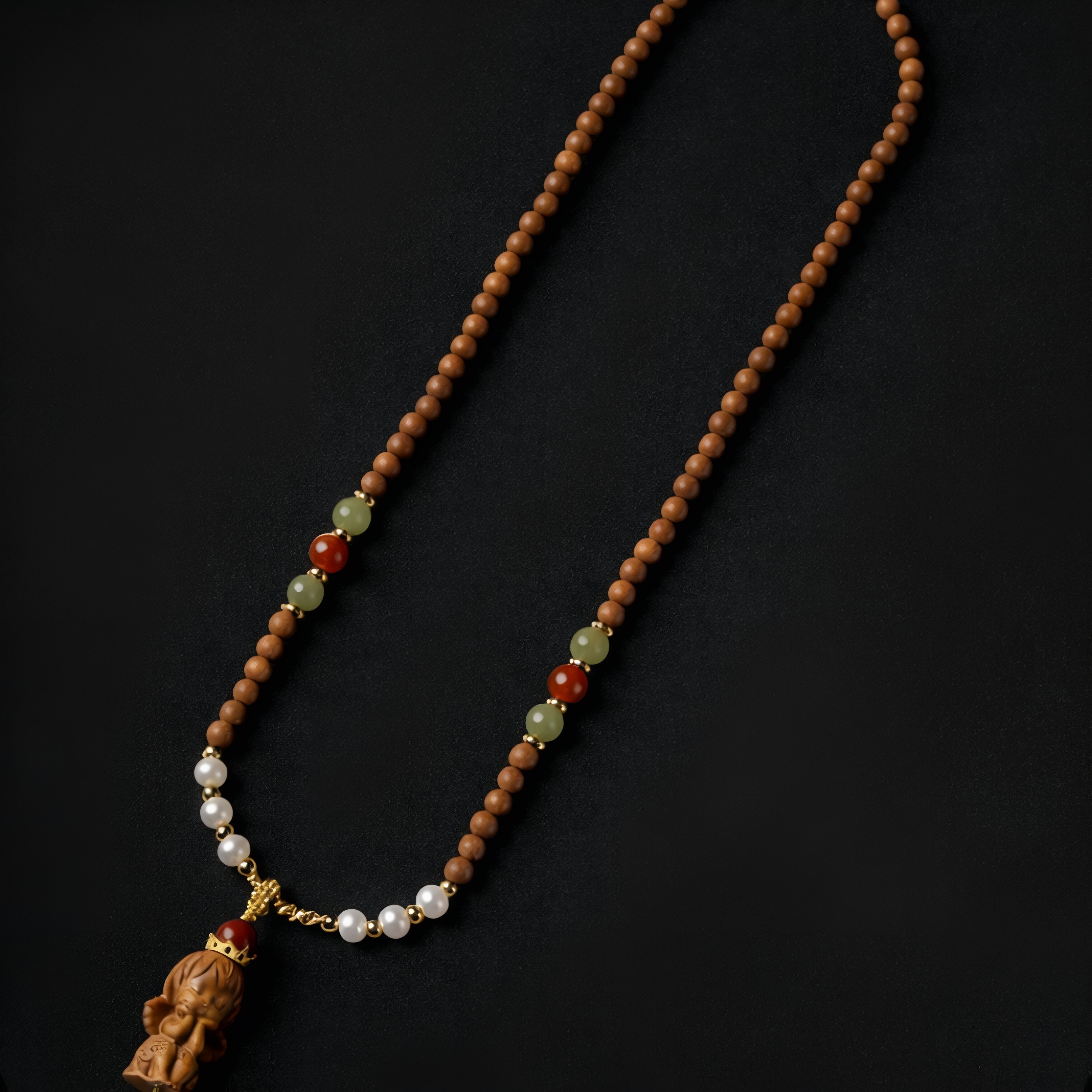 Halskette mit Anhänger für ein kleines Mädchen, aus Sandelholz geschnitzt, mit Holzperlen, Perlmuttperlen und Metalllegierung
