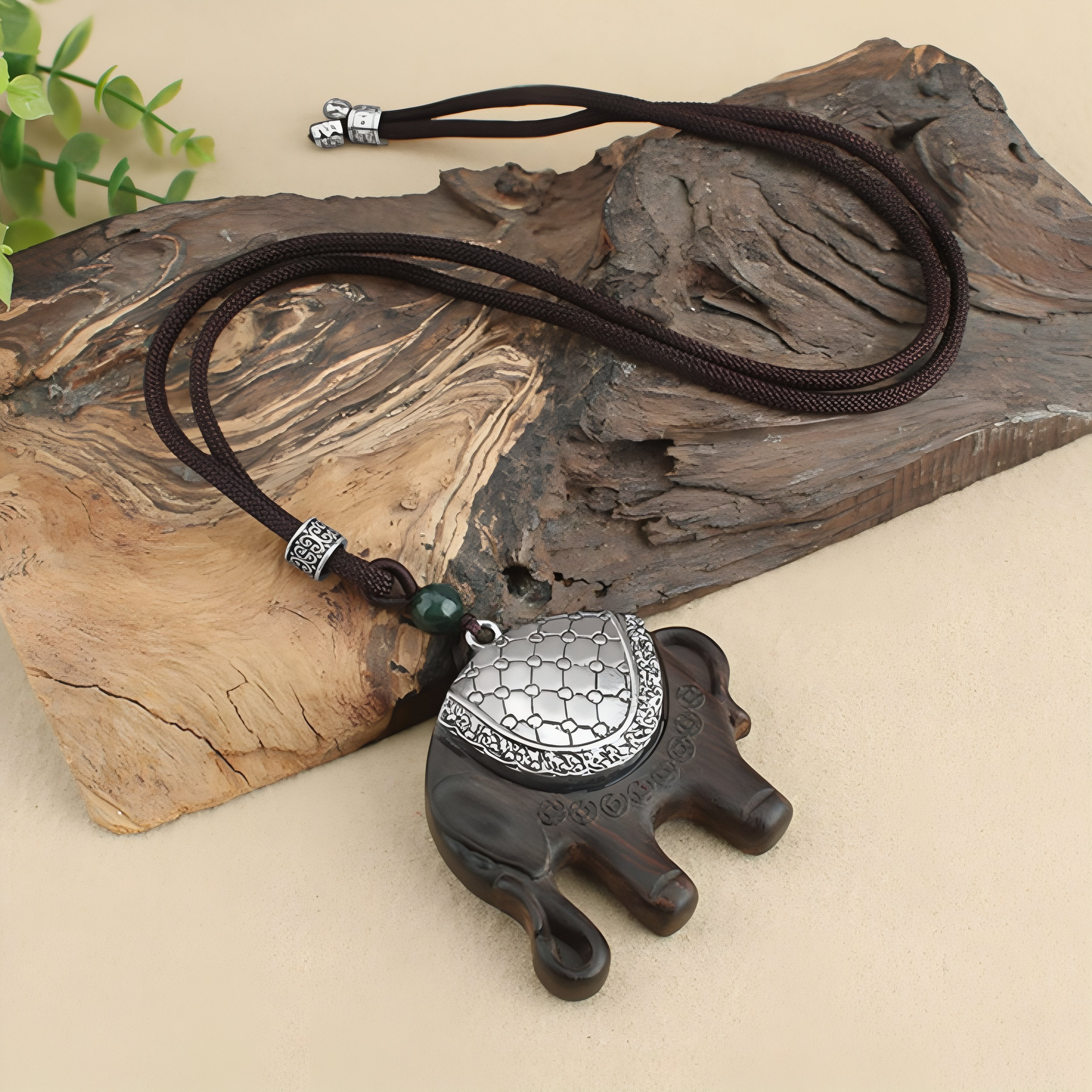 Halskette mit Elefantenanhänger aus Ebenholz, mit Metalllegierung und Glasperle