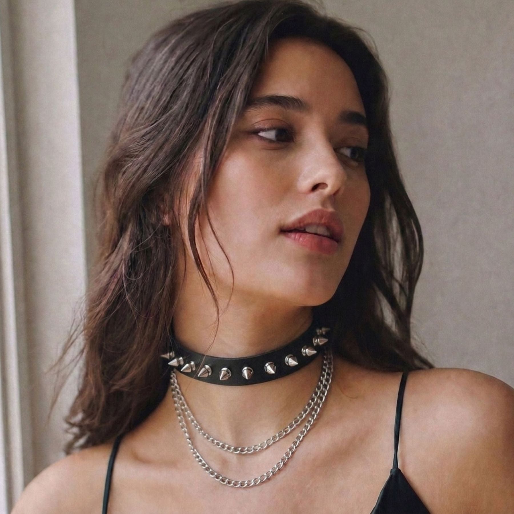 Collier ras de cou gothique pour femme, en simili cuir noir, avec double chaîne et clous coniques
