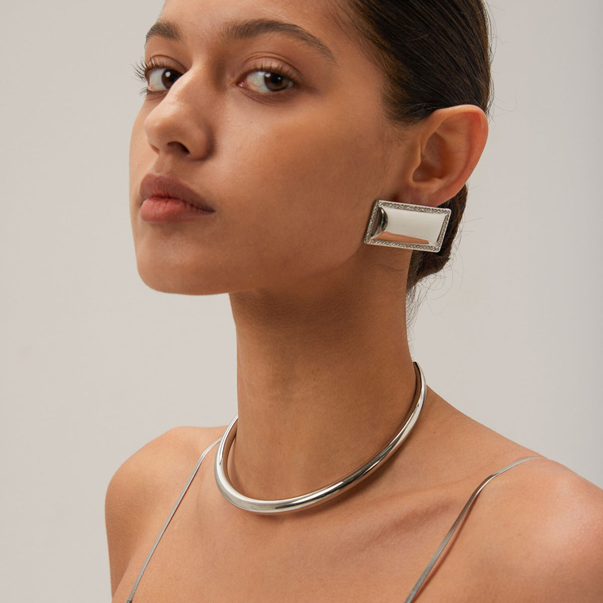 Gargantilla rígida para mujer, de acero inoxidable, diseño moderno