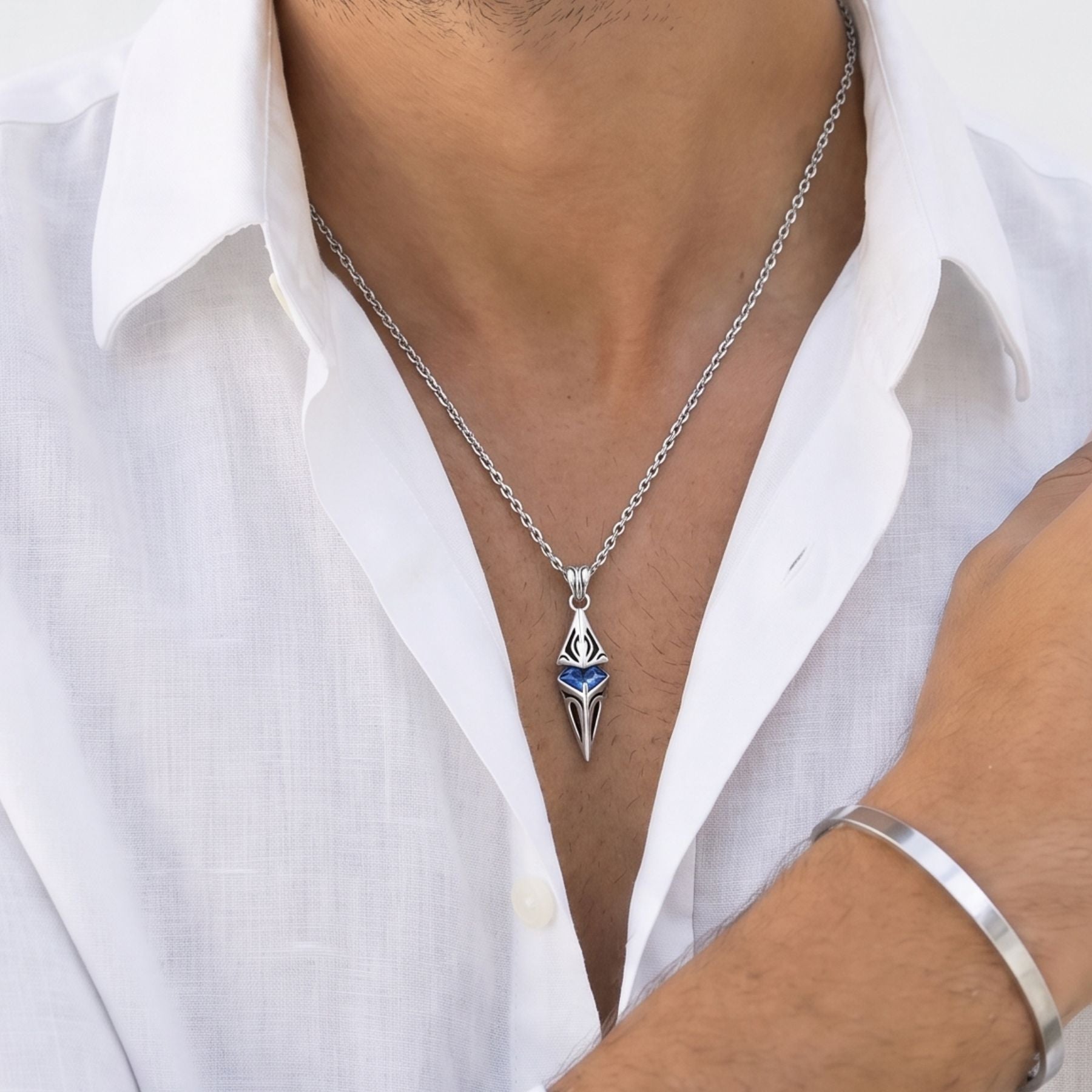 Collier pendentif géométrique pour homme, en cuivre argenté, avec pierre bleue facettée
