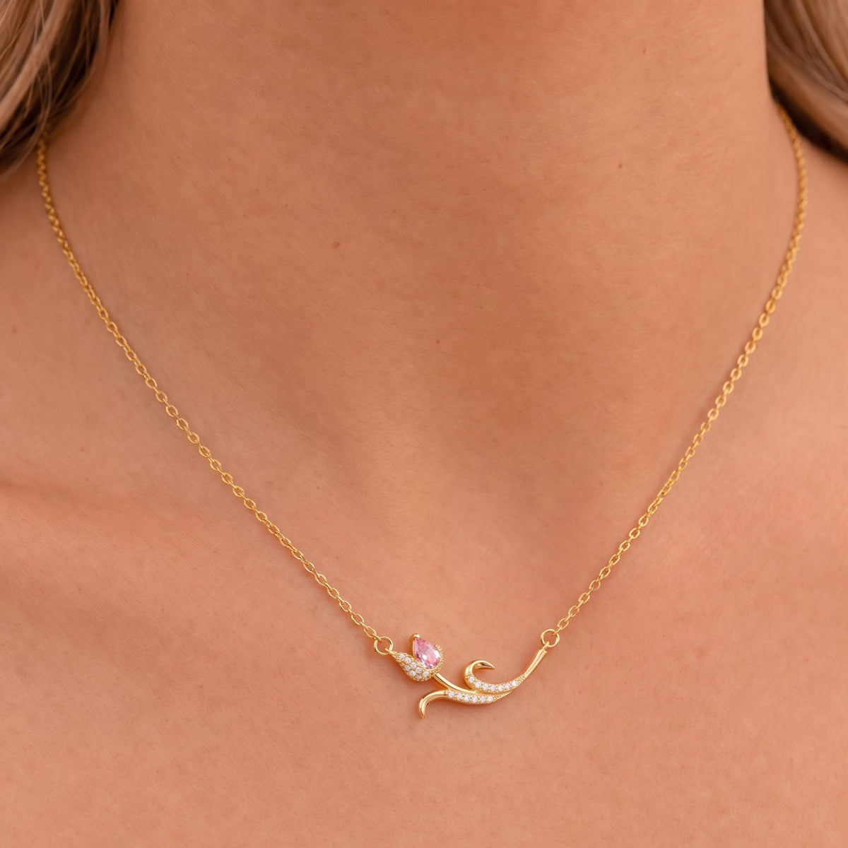 Collier pendentif floral pour femme, en cuivre doré, motif courbé serti d’une pierre rose et de zircons