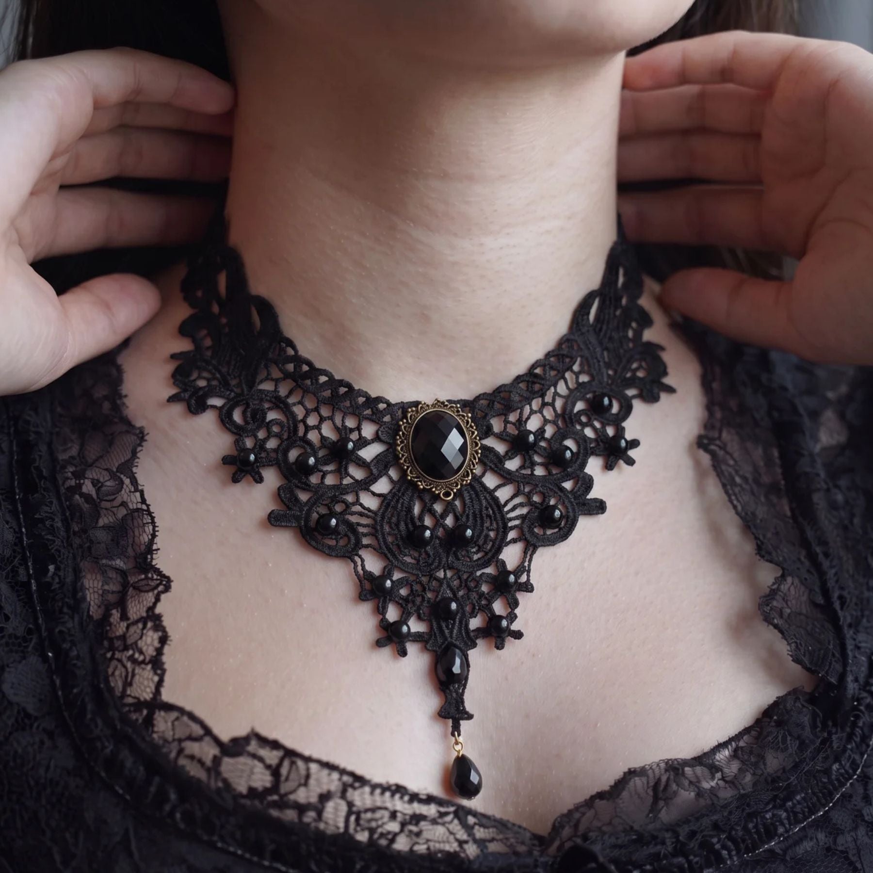 Dámský viktoriánský gotický choker z černé krajky, s rafinovaným designem