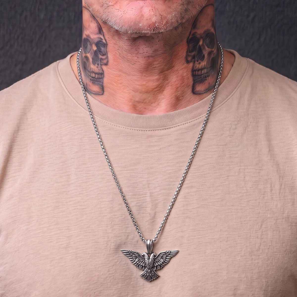 Collier pendentif aigle à deux têtes pour homme, en acier inoxydable, design animalier aux plumes finement sculptées